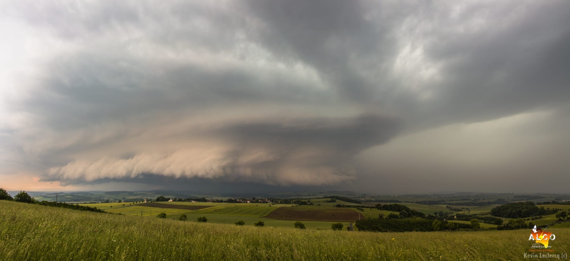 Magnifique Mesocyclone a l'extrèmité est d'une virulente ligne orageuse ! Cet orage provoquera de nombreux dégâts sur tout le sud est de Nancy jusqu'au pays du vermois, une microrafale a circuler entre les communes de Damelevière et Hudiviller (54), nombreux dégâts sur la végétation. - 28/05/2018 16:00 - Kévin Leclercq