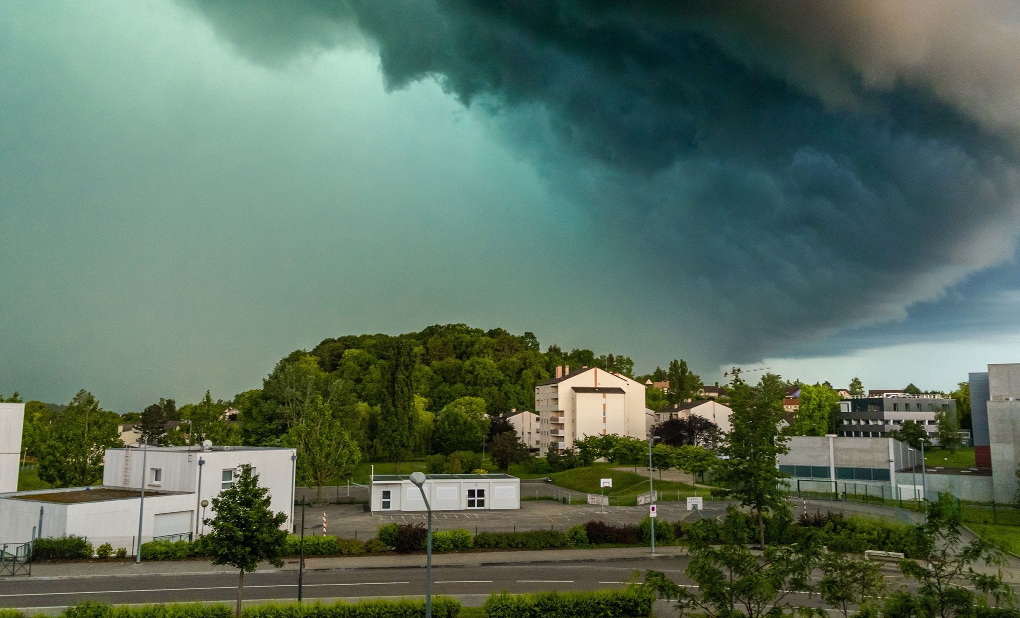 J'ai rarement vu ce type d'orage à Besançon. C'etait hyper violent, le vent poussais les fenêtre PVC double vitrage d'1x1m qui elle etait fermer sur 3 point. des torrent d'eau inimaginable. des eclairs dans tous les coins - 28/05/2018 20:15 - Maxime Cornu