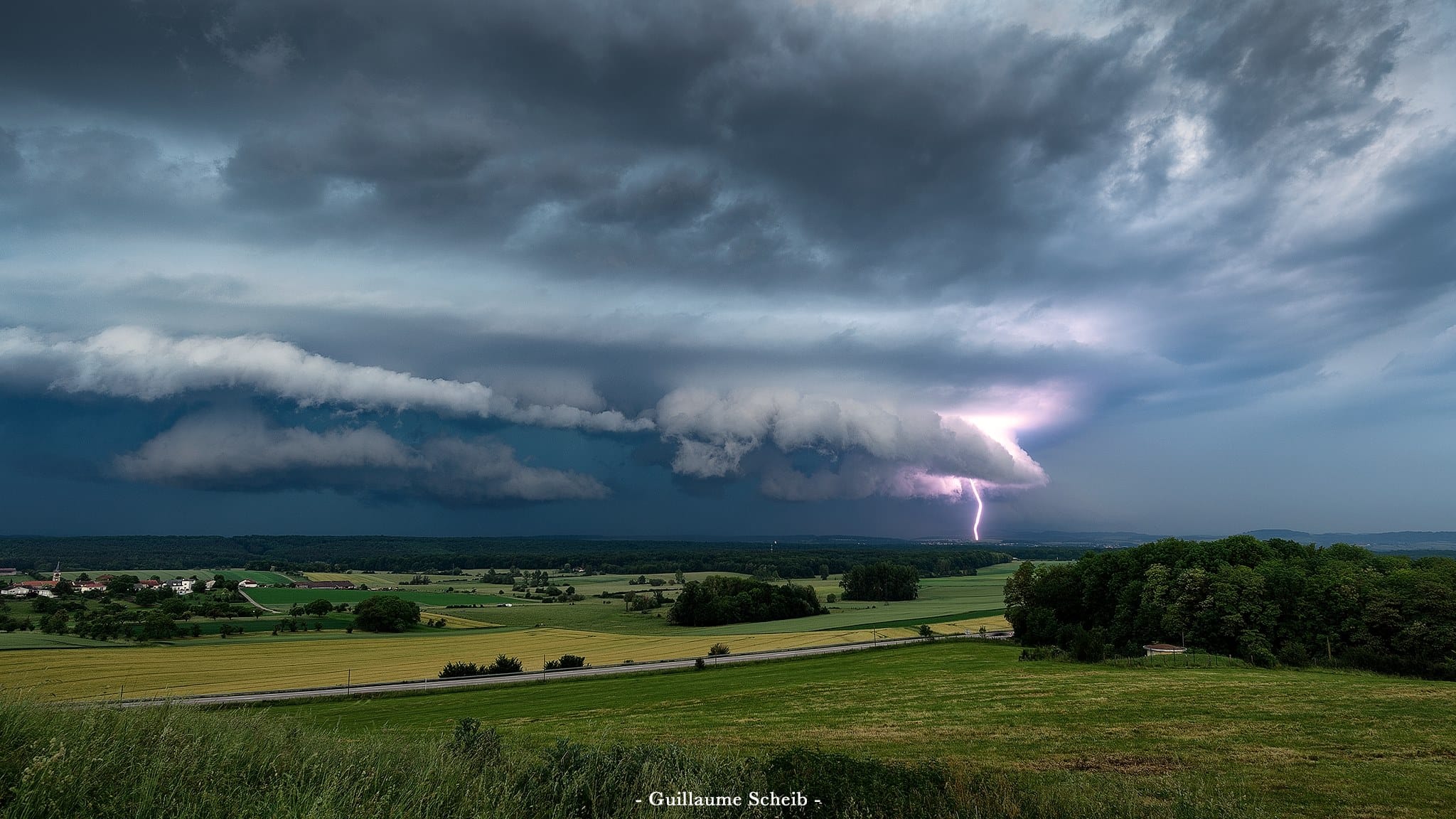 Puissant coup de foudre positif tombant juste sous la ceinture nuageuse de l'arcus... - 28/05/2018 20:00 - Guillaume Scheib