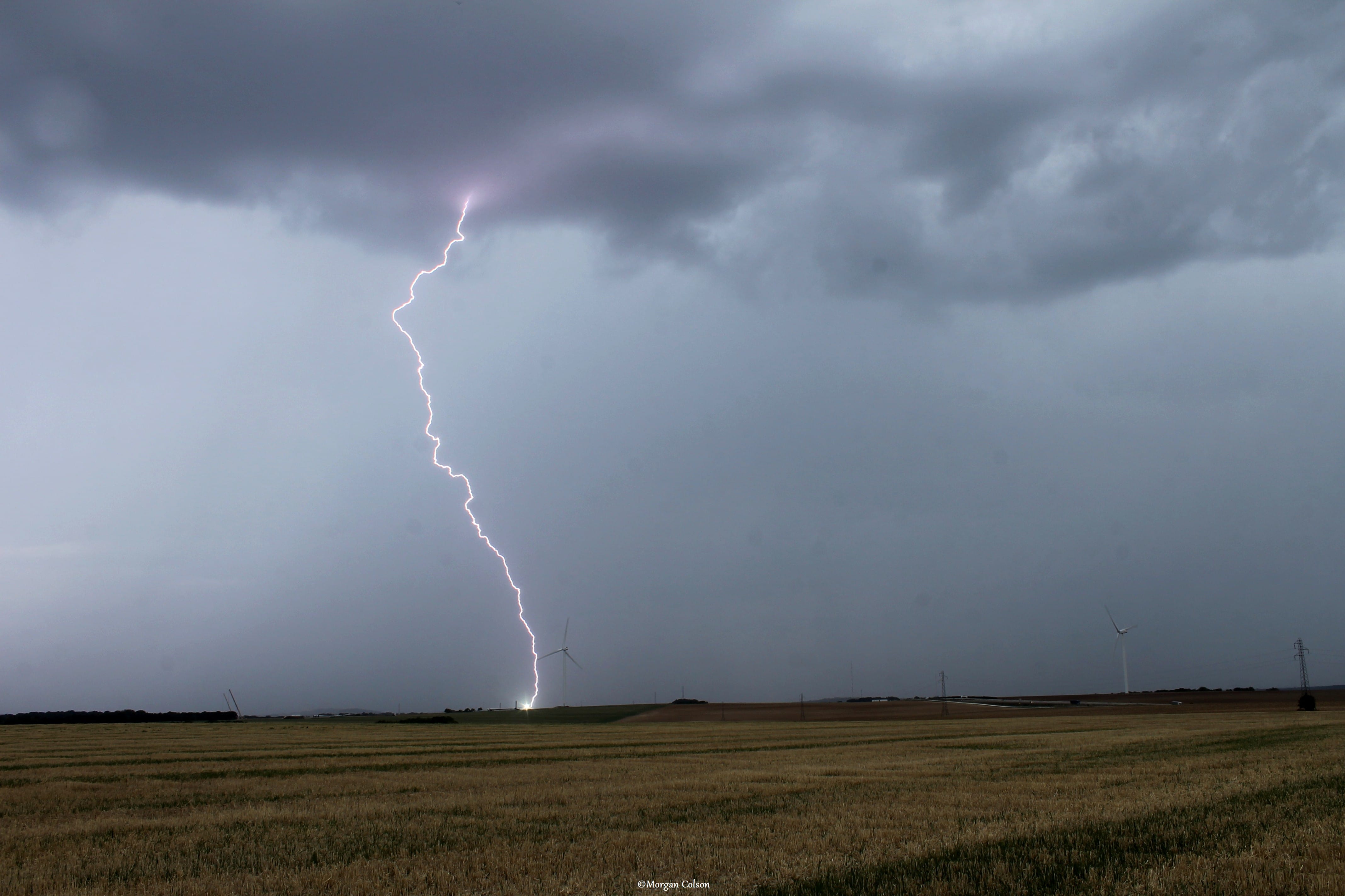 Orage sur le secteur de St Aubin (55), impact de foudre à 600 mètres sur le bout d'une palme d'éolienne avec un power flash. - 29/08/2018 10:01 - Morgan Colson