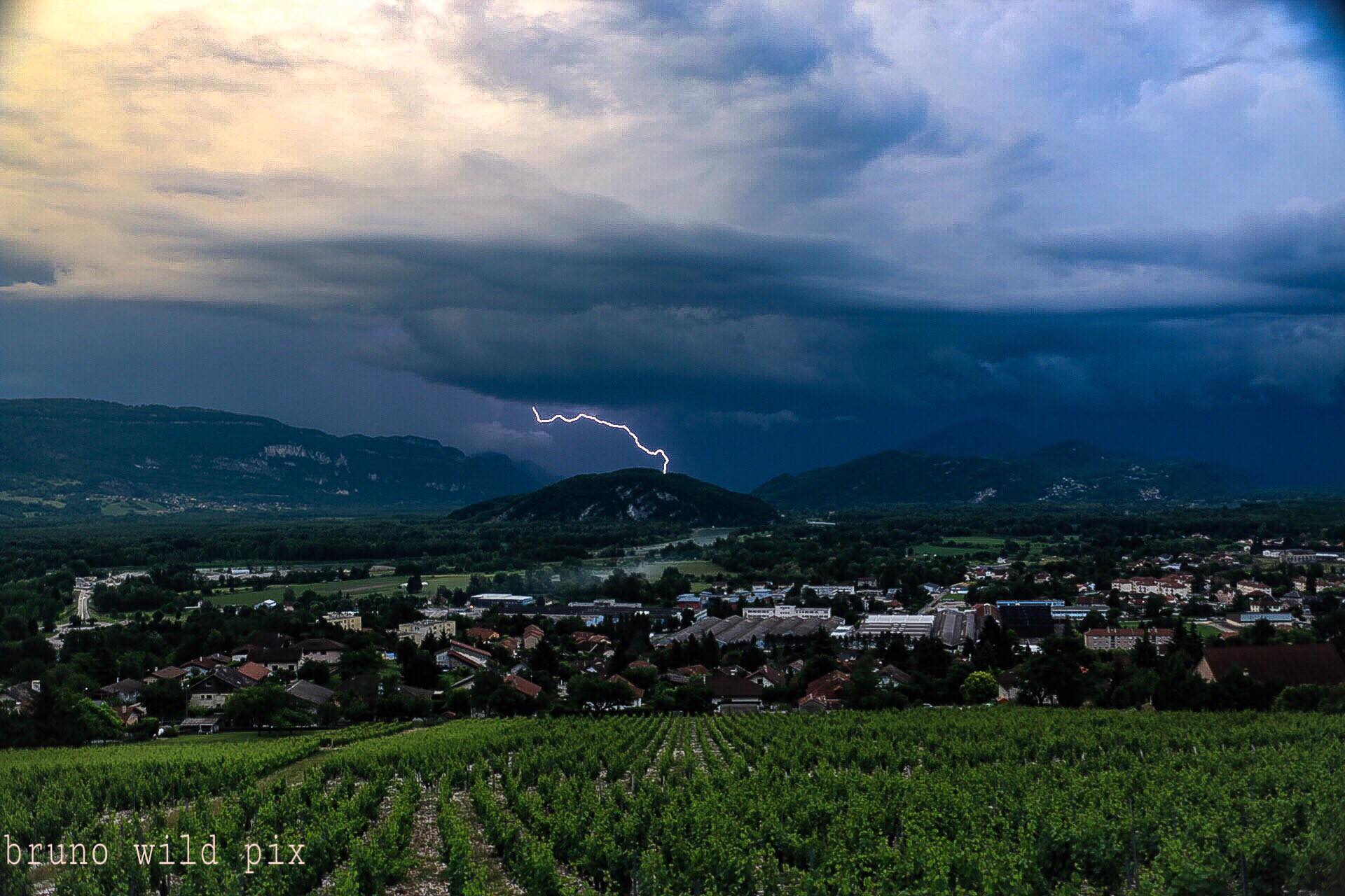 Dans l’ain au pied du grand colombier ambiance orageuse (Facebook : Bruno wild pix) - 29/05/2018 21:00 - Bruno Denimal