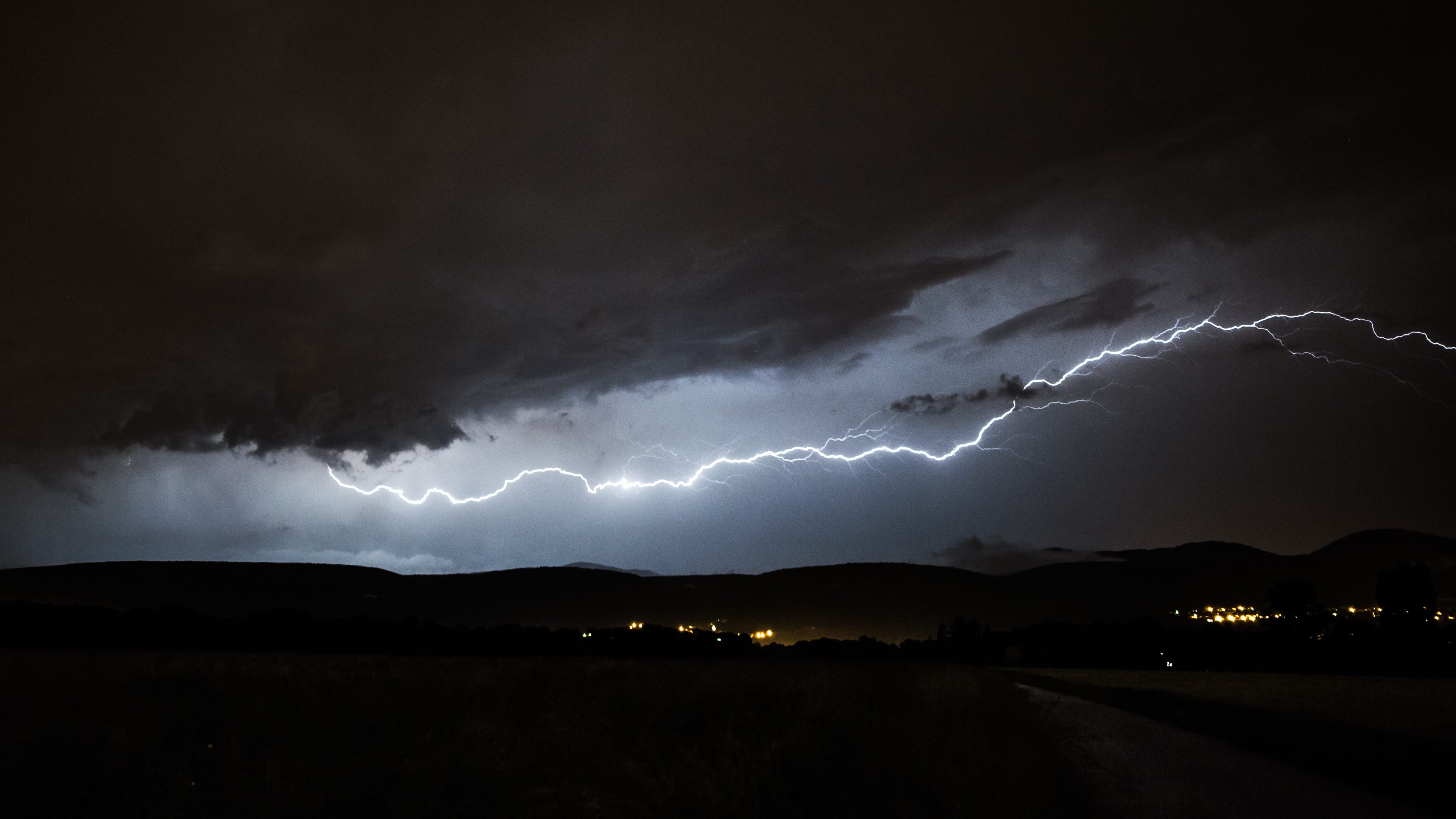 Décharge au-dessus des Vosges, prise depuis Herrlisheim dans le Haut-Rhin. - 30/05/2018 23:39 - Raphaël FREY