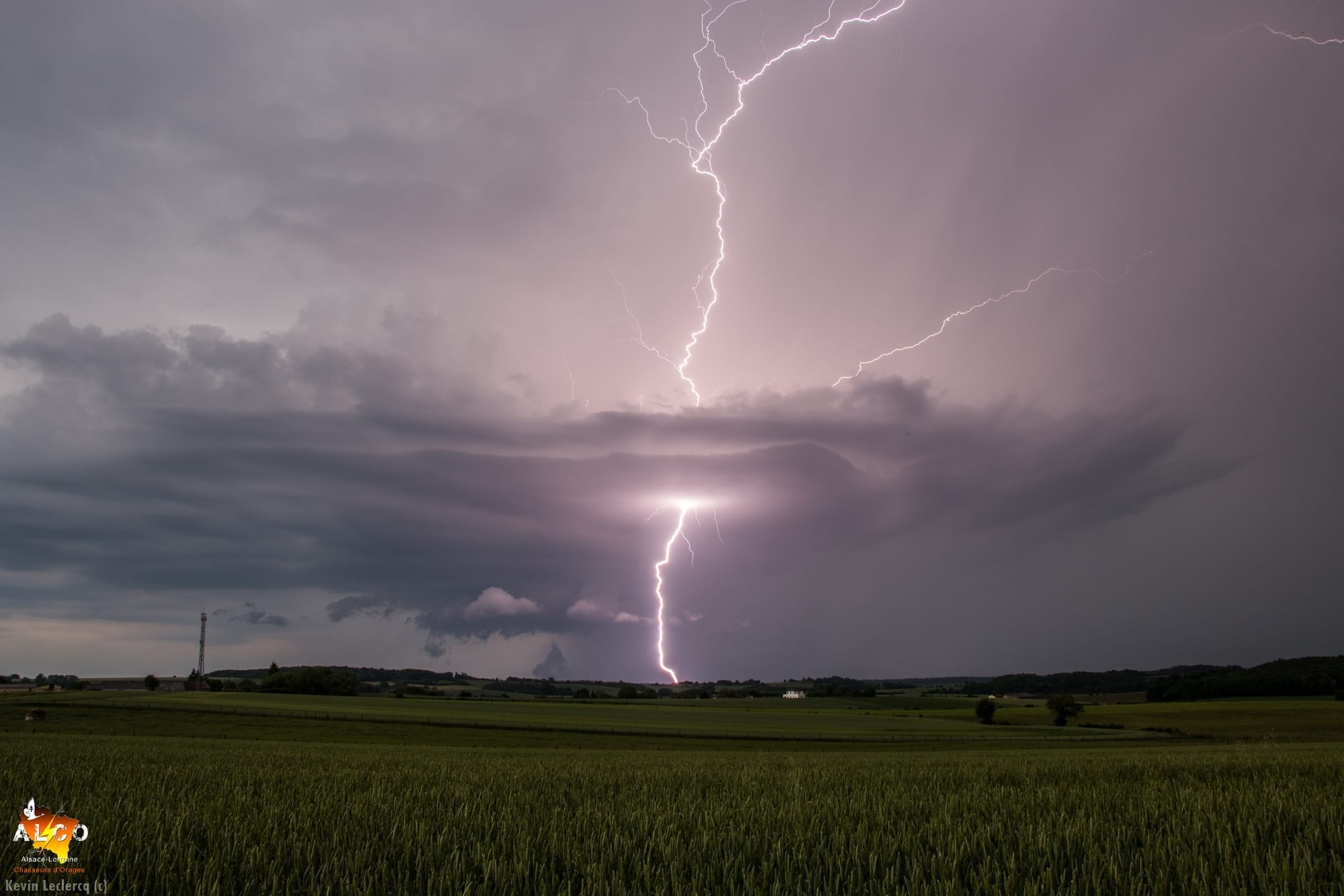 Encore une fois, La Lorraine est touchée par de puissants orages ! dont cette supercellule en fin de vie qui m'offrira ce superbe extranuageux ! - 30/05/2018 20:00 - Kévin Leclercq