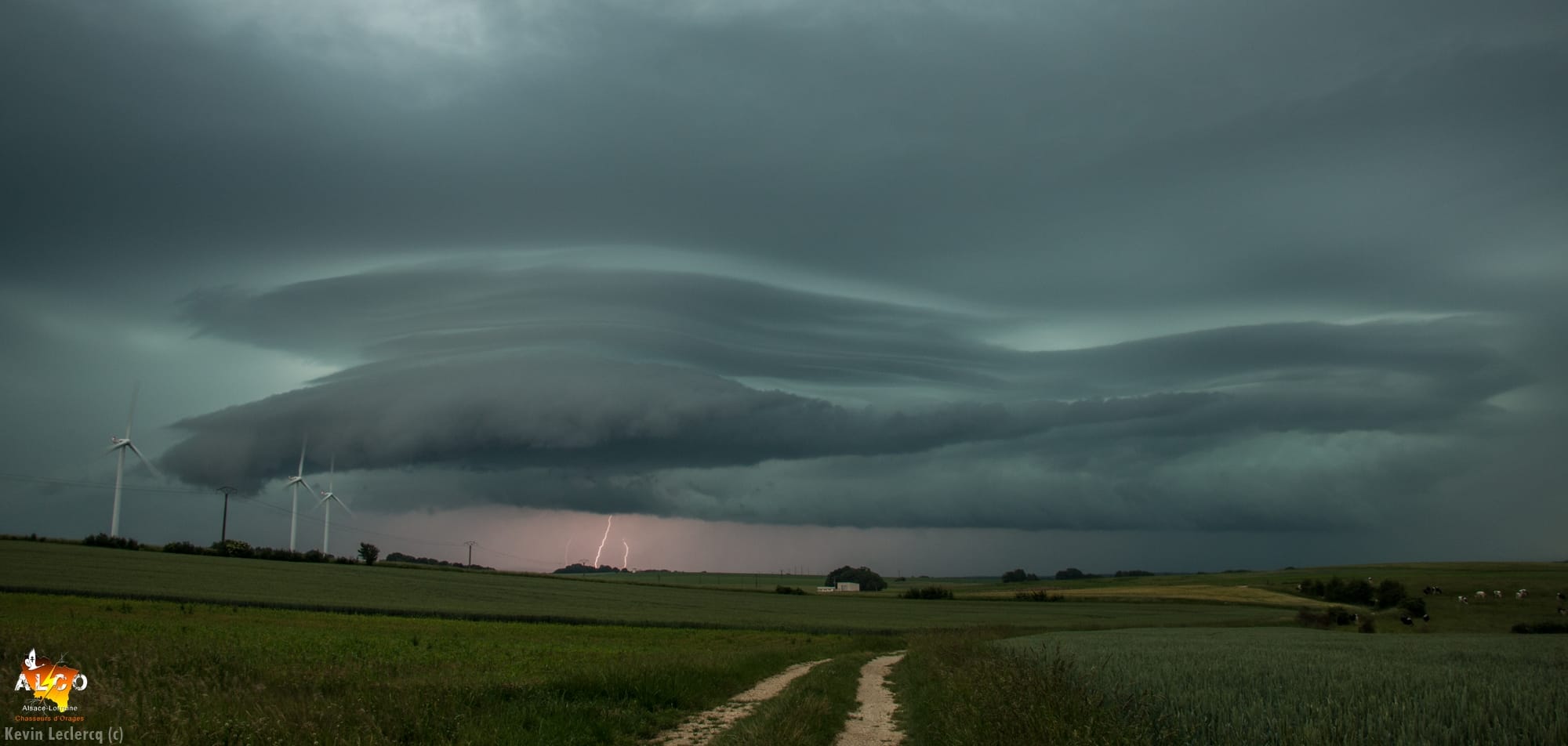 Après le passage de la supercellule, arrivée d'une cellule massive ! les conditions seront dantesque sur le secteur avec + de 40mm/1h, fortes rafales et une maison brûler par la foudre ! - 30/05/2018 20:30 - Kévin Leclercq