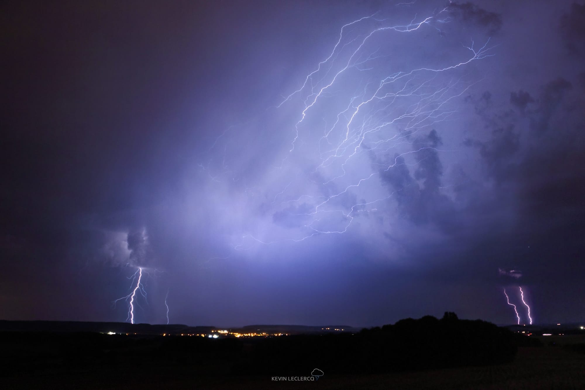 Soirée orageuse en Lorraine, vue ici sur l'arrière d'une cellule orageuse sur le centre Lorrain s'évacuant vers la Moselle, fusion de 8 photos montrant l'intense activité éléctrique au sein de l'orage :) - 31/08/2019 23:30 - Kévin Leclercq