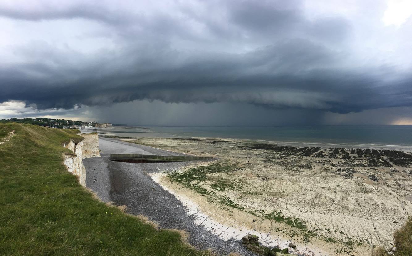 A 19h30 hier à l'ouest de Dieppe (76), magnifique arcus qui longe les côtes de la Manche. - 12/05/2017 19:30 - Romain HILEREAU