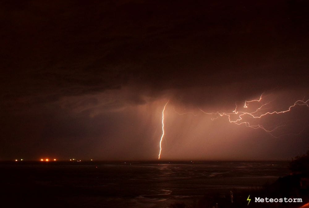 Orages très électriques hier soir et la nuit dernière sur la Normandie. Vue depuis Le Havre. Un spectacle inédit pour un mois d'Avril (pour ma part). - 21/04/2018 23:55 - Rémy CHOPLET