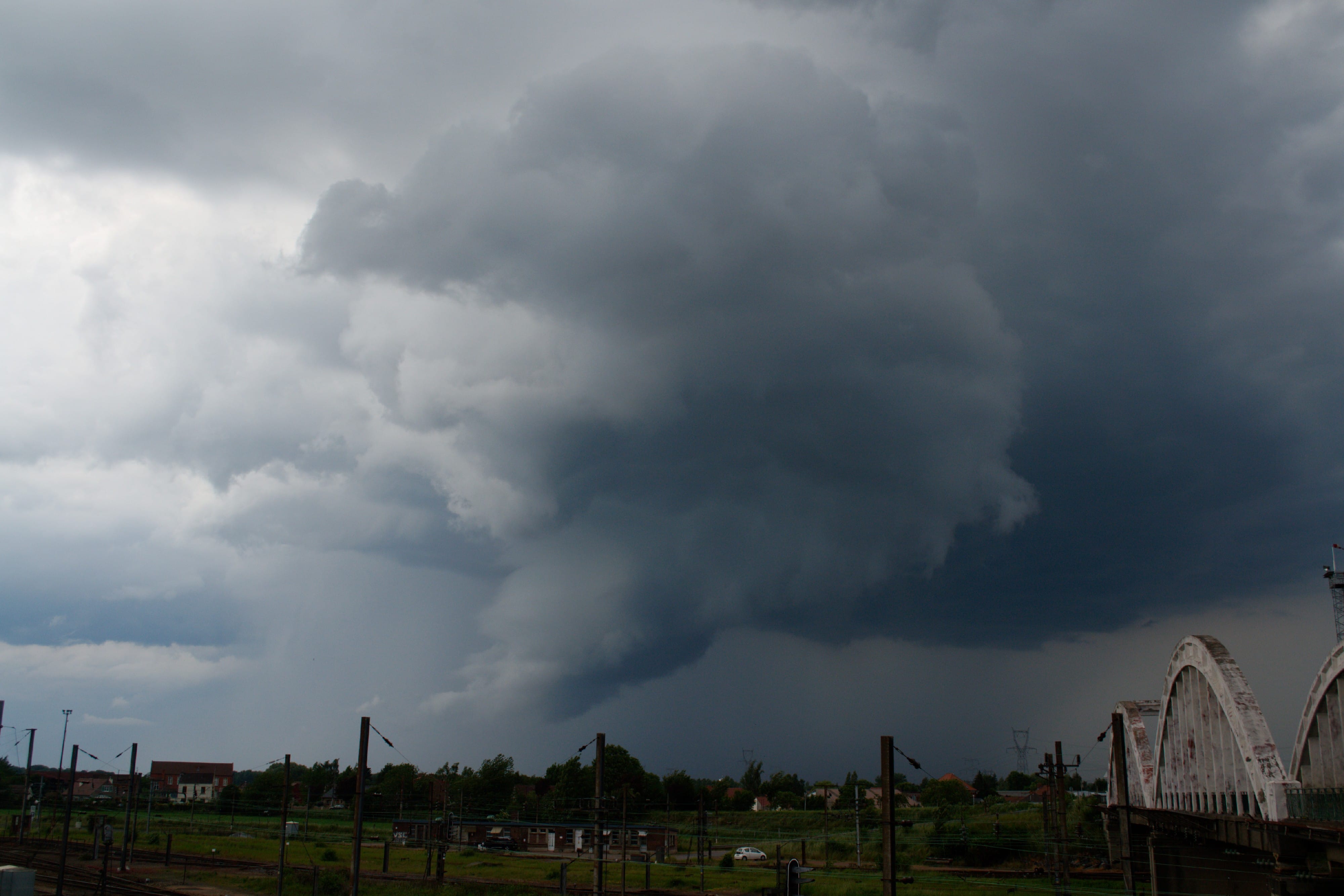 Nuage mur d'une supercellule passant sur Douai, vu depuis Bruille-lez-Marchiennes (Nord). - 04/06/2019 19:10 - Pierrick CAGNON