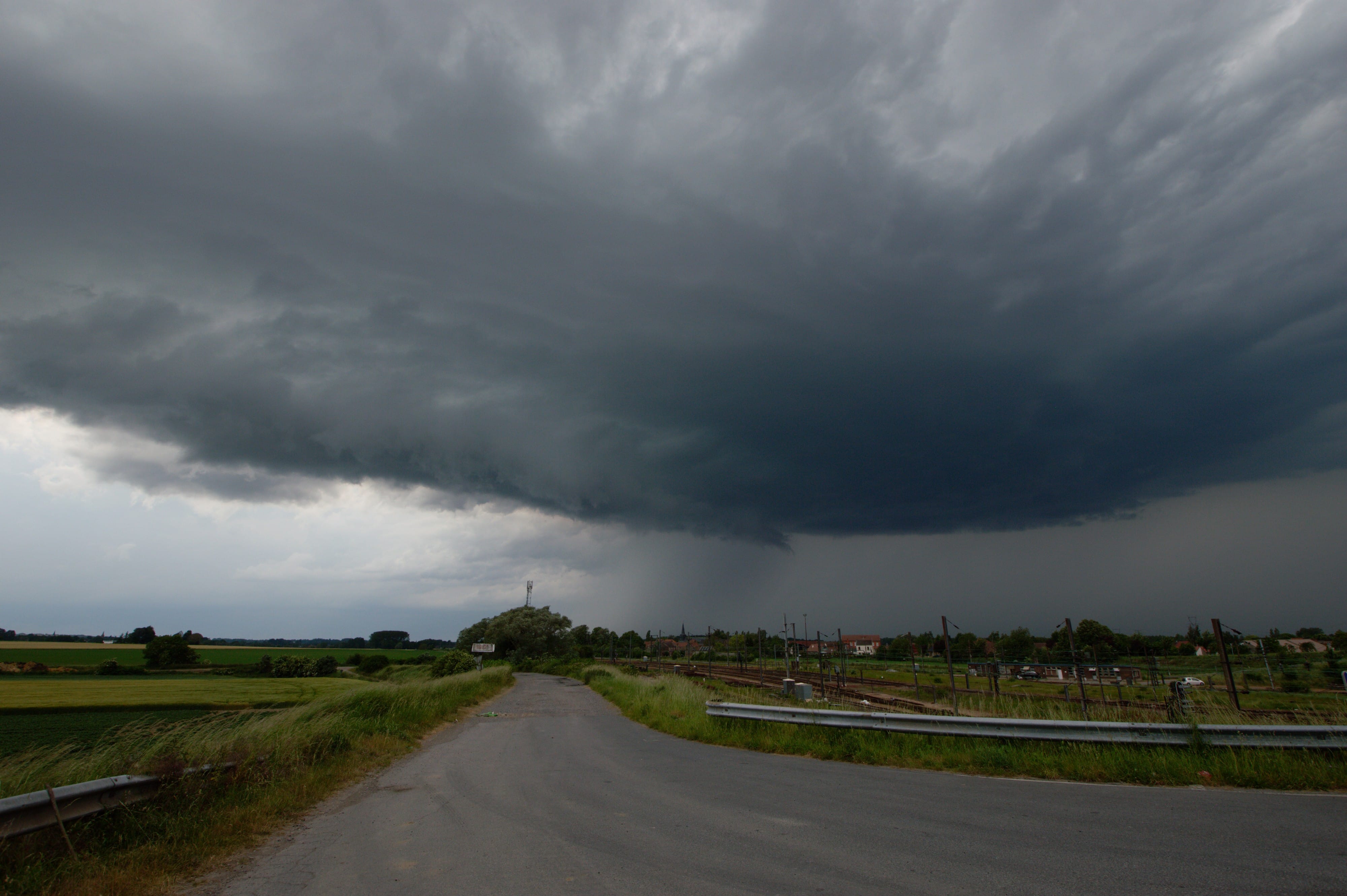 Supercellule passant sur Douai, vu depuis Bruille-lez-Marchiennes (Nord). - 04/06/2019 18:50 - Pierrick CAGNON