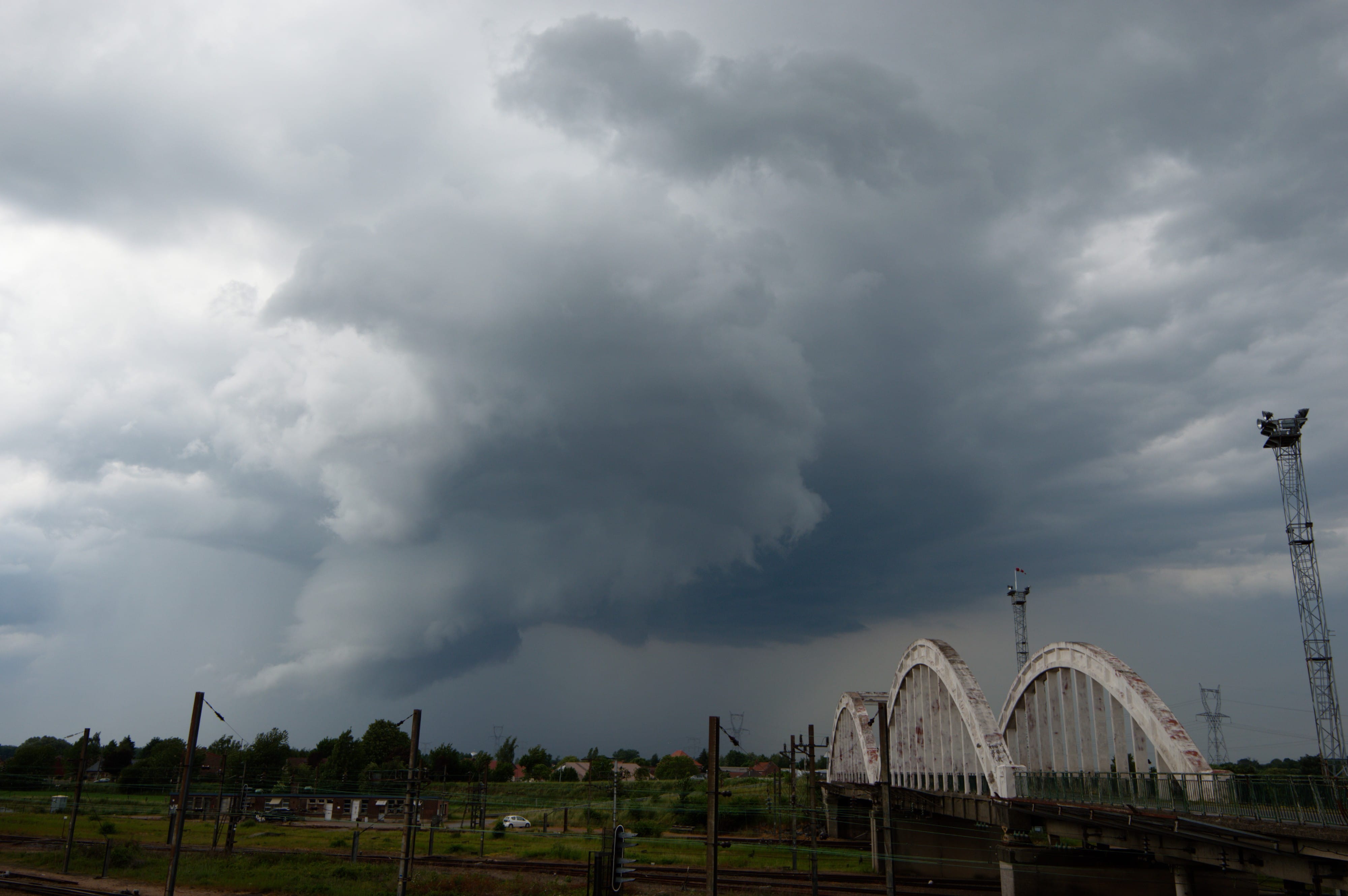 Nuage mur d'une supercellule passant sur Douai, vu depuis Bruille-lez-Marchiennes (Nord). - 04/06/2019 19:00 - Pierrick CAGNON