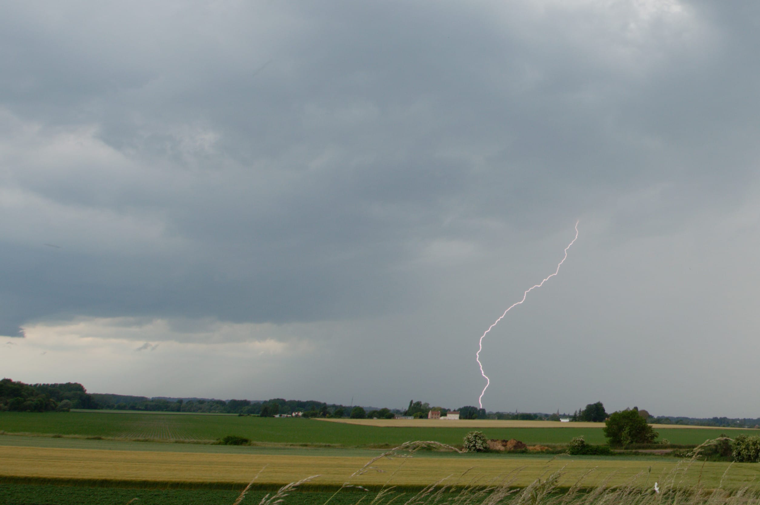 Éclair sous une supercellule passant sur Douai, vu depuis Bruille-lez-Marchiennes (Nord) - 04/06/2019 18:40 - Pierrick CAGNON
