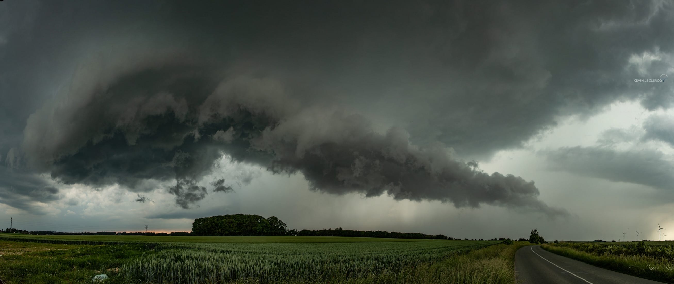 Supercellule a l'ouest de St-Quentin, celle a la plus longue durée de vie sur cette épisode, en effet elle aura transité entre le sud de l'oise-aisne-nord ou elle s'éteindra a la suite d'un split juste après cette photos ! grêlons de 4cm photographier sous cette SC. - 04/06/2019 18:39 - Kévin Leclercq