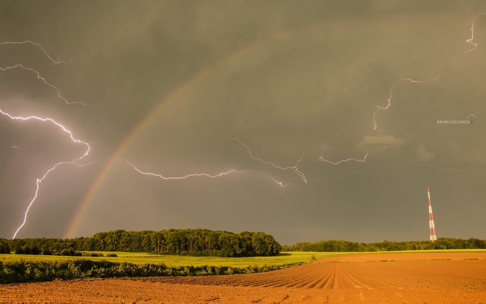 Arrière d'une virulente ligne orageuse sur les Ardennes, jolie scène avec un coup de foudre, un internuageux et un arc-en-ciel pour finir cette chasse de près de 800km aller retour ! - 04/06/2019 20:44 - Kévin Leclercq