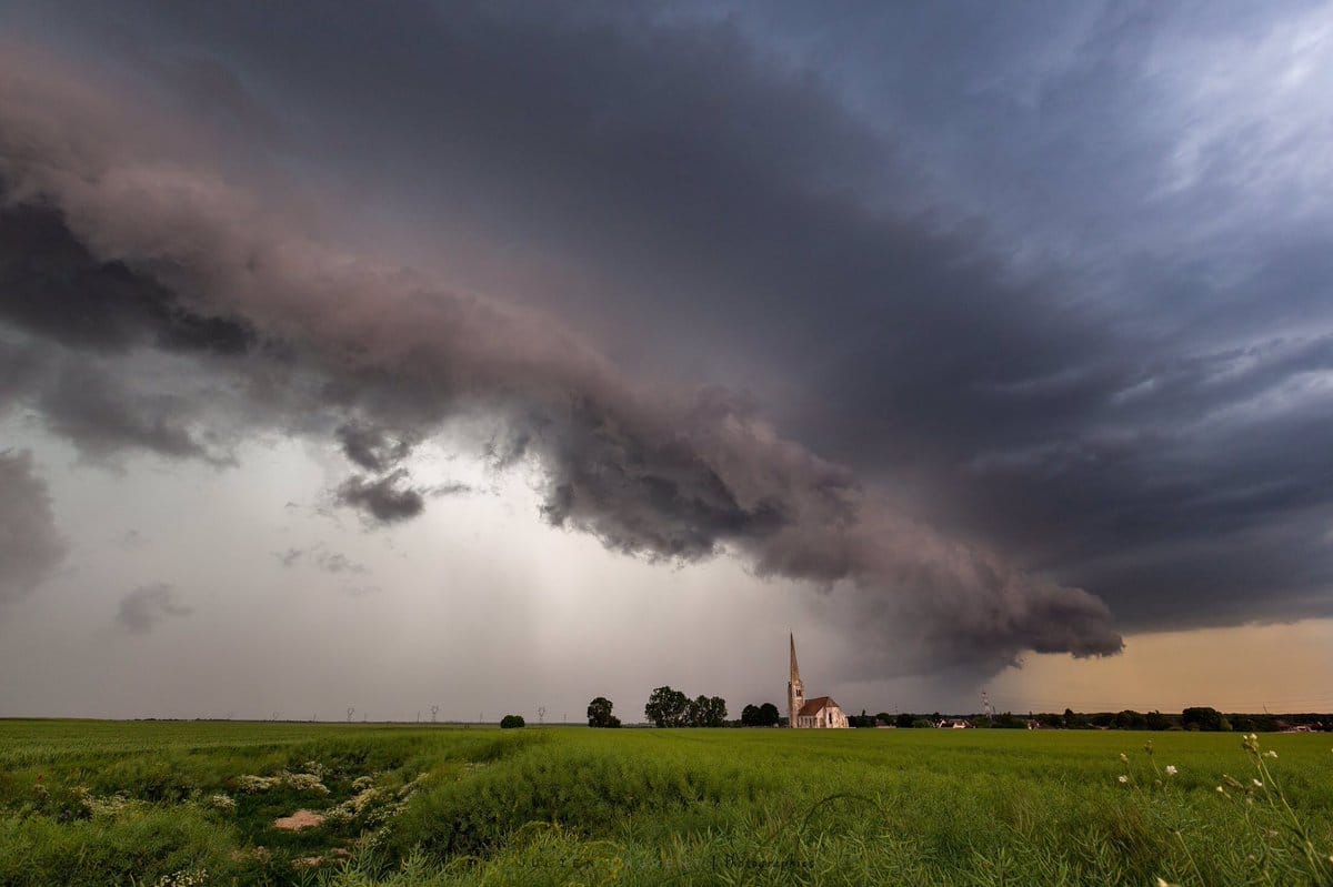 Arrivée de la cellule orageuse sur Montagny-Sainte-Félicité (60) avec ce bel arcus !
S’en est suivi de fortes précipitations et rafales de vent l’activité électrique était forte mais noyée dans le rideau de pluie... - 04/06/2019 17:00 - Julien LAURENT