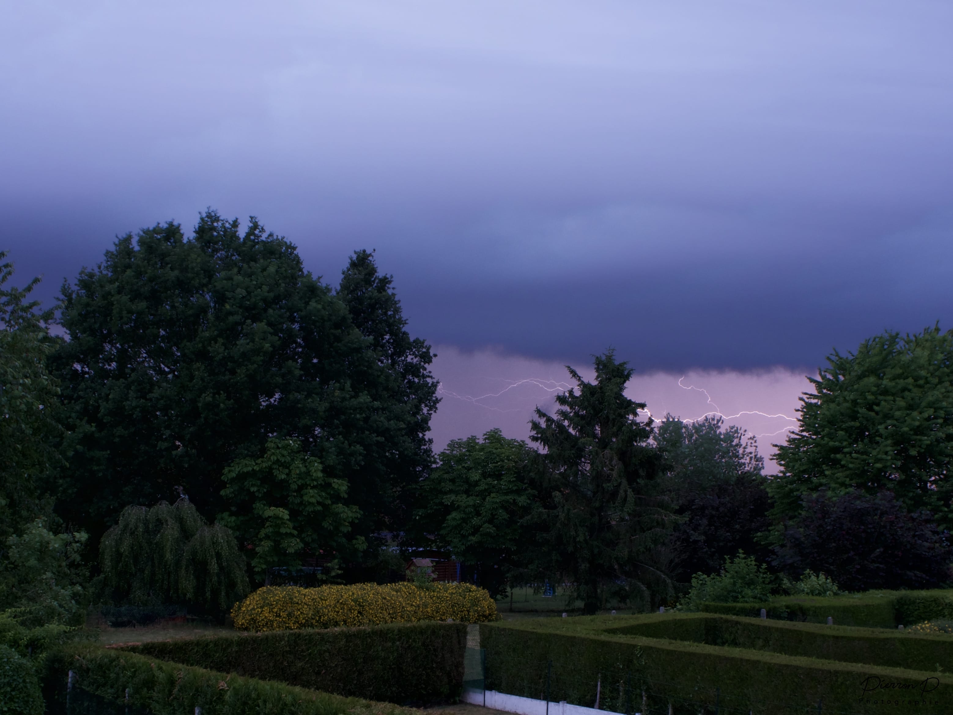 Voila petit orage qui arrive sur la commune de Bethune , cette orage s'est formé sur la côte d'Opale au environs de Boulogne-sur-Mer pour ensuite faiblir et me parvenir . - 05/06/2020 22:08 - Pierre Pierron