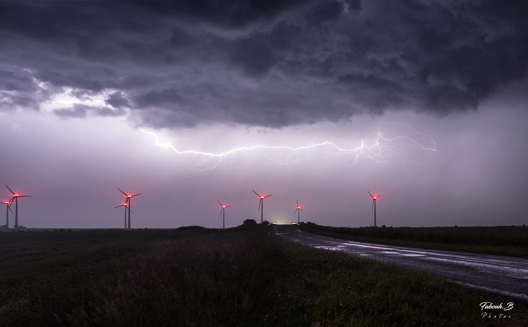 Après un temps assez lourd sur la région hier, des cellules orageuses se sont formés vers Amiens se dirigeant sur nos côtes, finissant leurs courses en mer. - 06/06/2018 22:00 - Fabouh. B-Photos