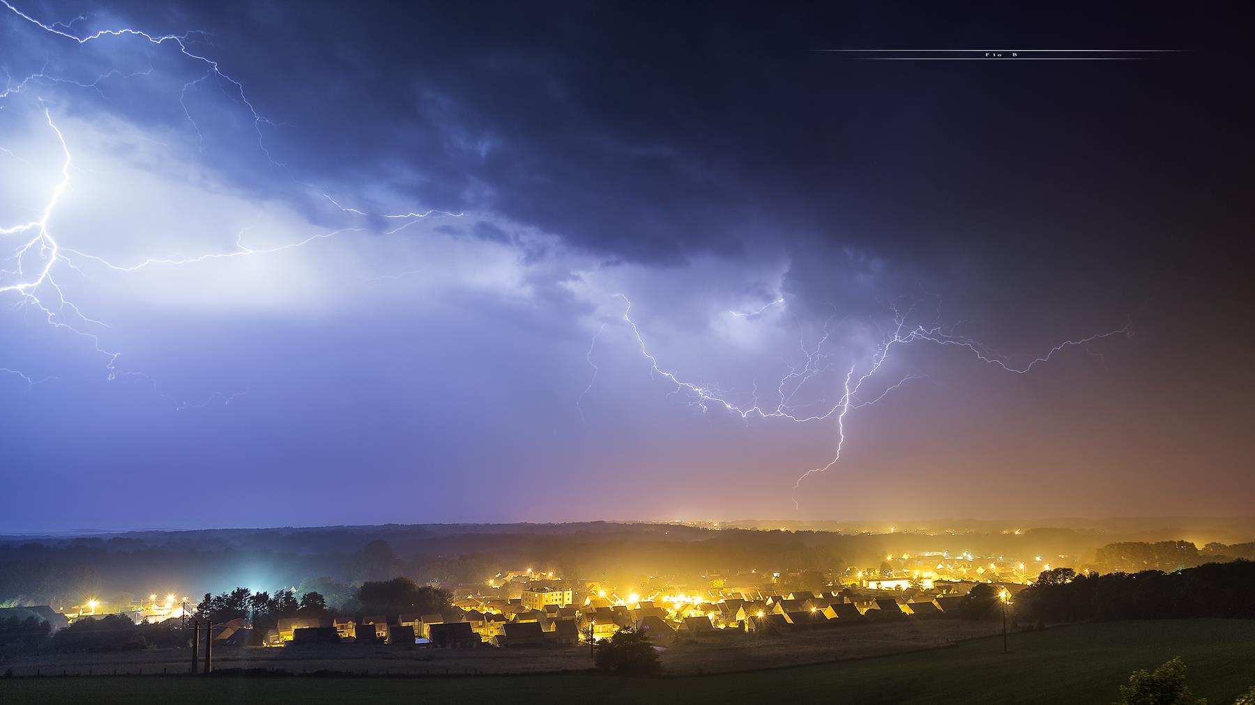 C'est à 23h37, sur les hauteurs de Camiers, que j'ai pu saisir mon plus beau coup de foudre en mer de cette saison orageuse. - 06/06/2018 23:30 - Flo. B