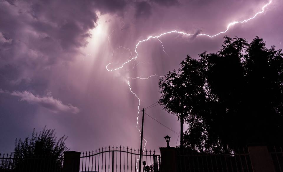 Les impacts tombant à quelques centaines de mètres de chez moi, j'ai mis l'appareil photo sous le porche de la maison d'où le décor un peu "moyen"... - 07/08/2018 23:00 - Arnaud Sobczyk