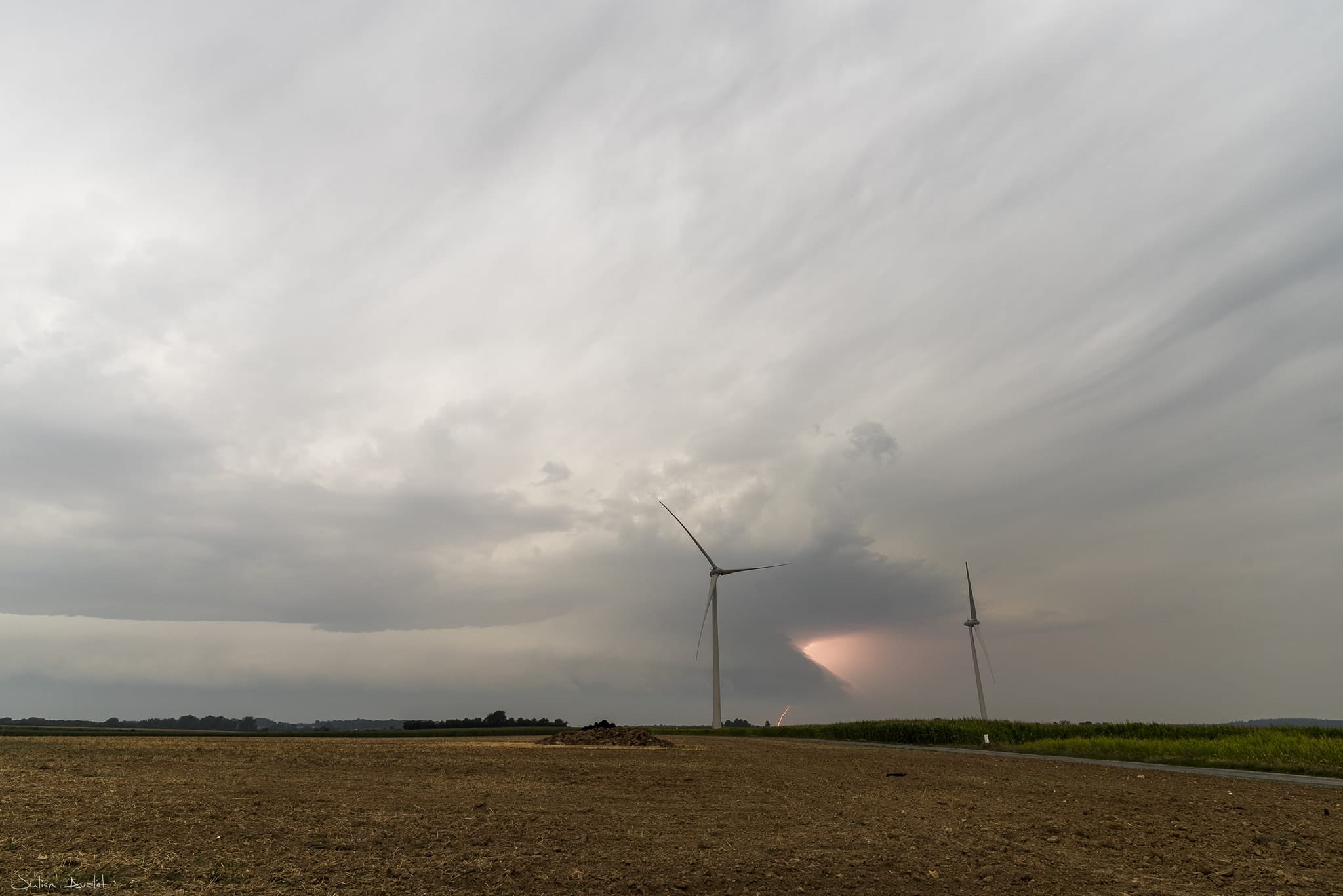 Une ligne orageuse se forme en basse Normandie hier en fin d'après-midi. Arcus capturé près de Formerie (60) - 07/08/2018 19:00 - Julien Avalet