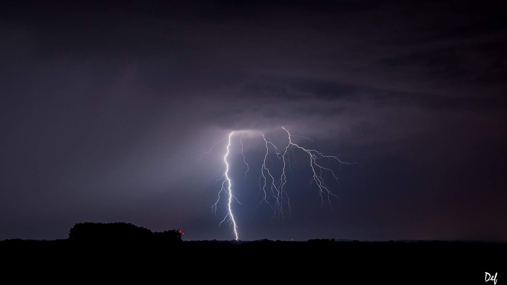 Très belle impact tombé dans la nuit de mardi à mercredi dans les environs de Le Quesnoy (nord) - 08/08/2018 00:01 - Francois Defosse