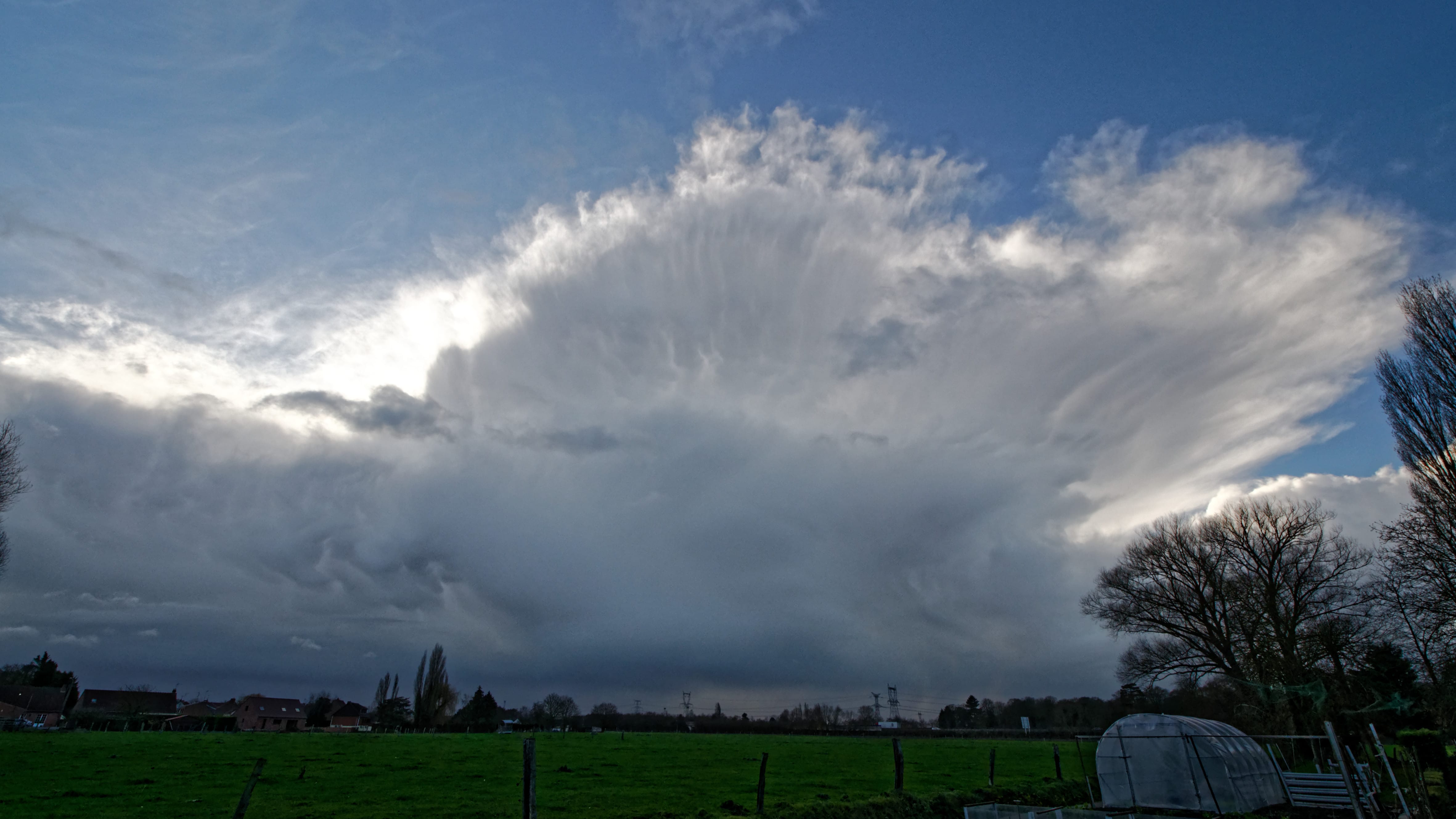 Petite cellule orageuse sur le Nord de la France, vue de Somain. - 09/12/2018 12:53 - Pierrick CAGNON