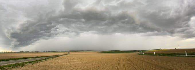 Arcus intercepté dans le sud du département de l’#Aisne. 
L’orage se déplace vite, 85 km/h relevés en rafales à son passage sur cette position. - 09/05/2021 19:00 - Kévin FLOURY