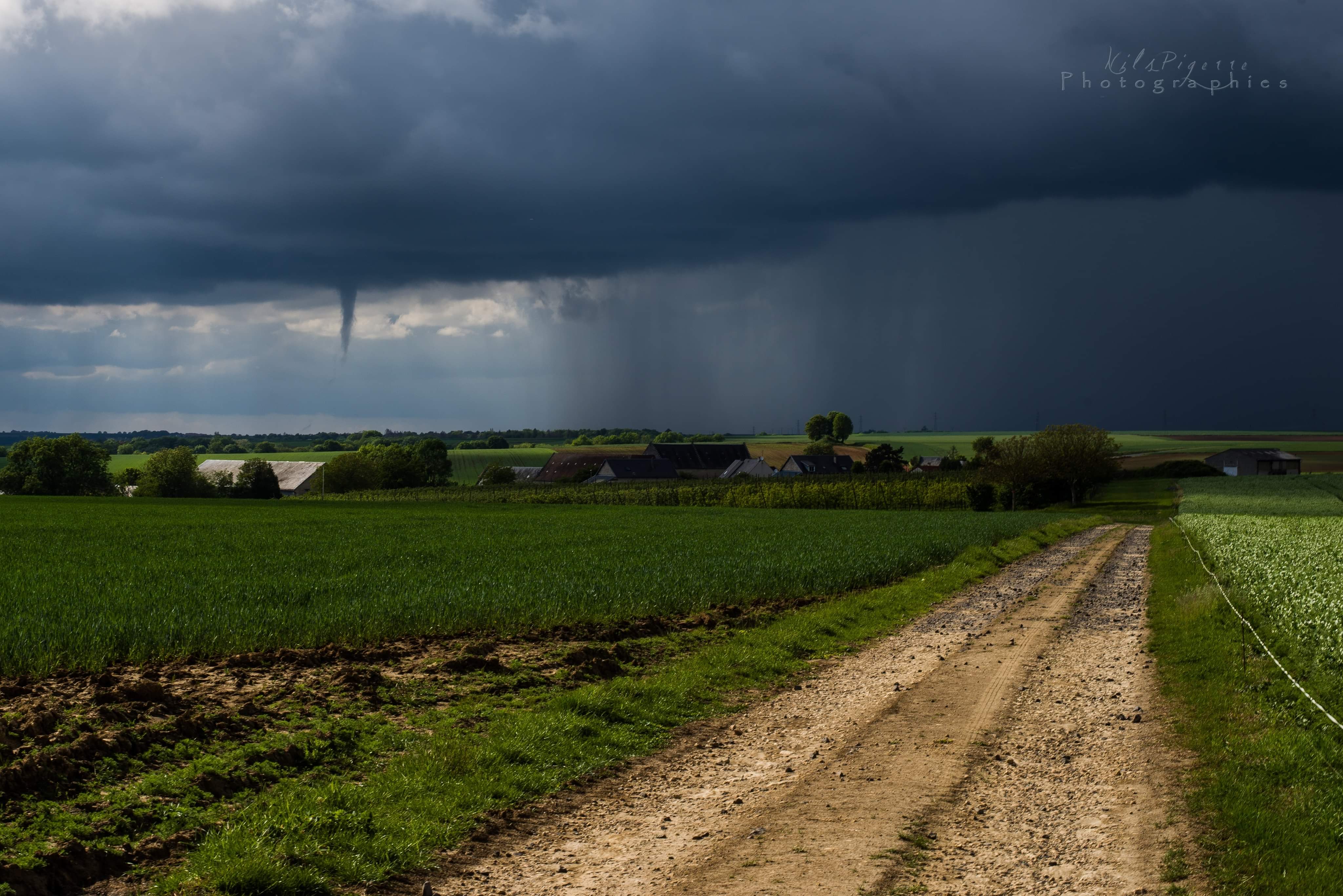 Une autre vue de l'orage avec tuba bien développé au sud immédiat de la ville de Soissons dans l'Aisne. - 10/05/2020 17:00 - Nils PIGERRE