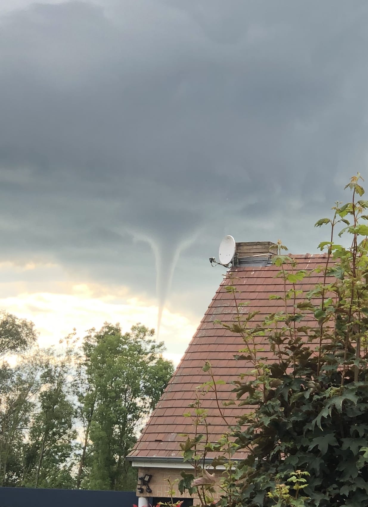 Tuba au-dessus de la ville de Le Quesnoy - 11/06/2019 18:25 - Elodie Gomes