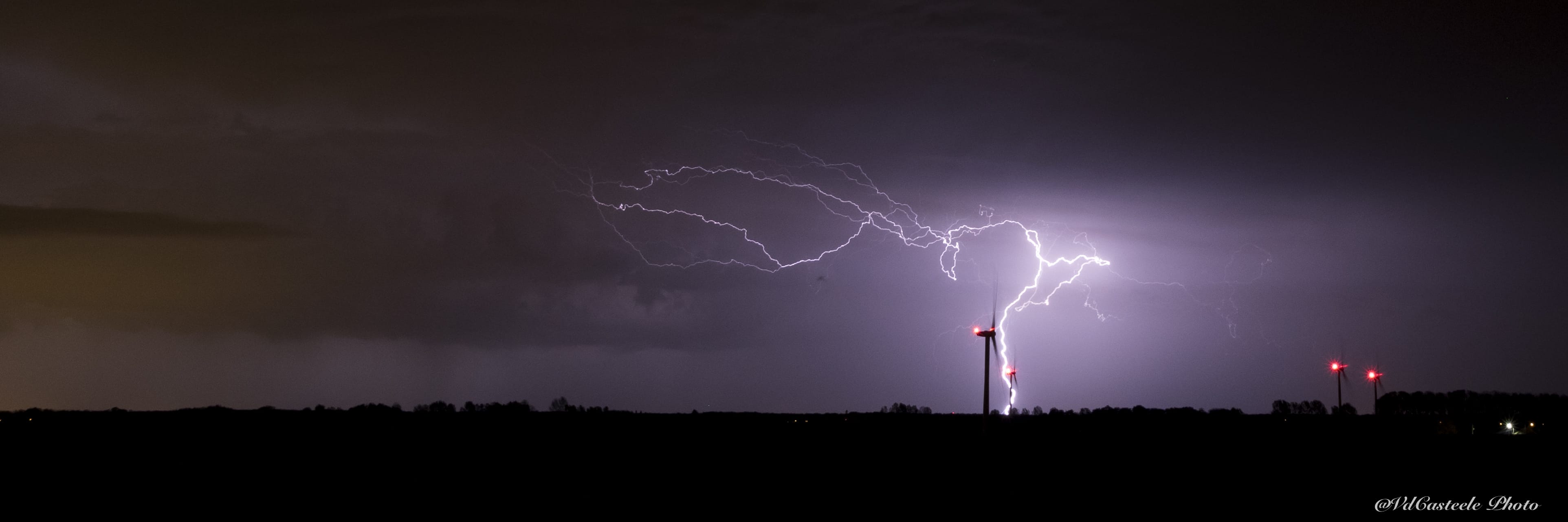 Système orageux peu intense cette nuit, sur le sud de l'Avesnois (Nord) - 11/10/2018 23:14 - Cédric Vandecasteele