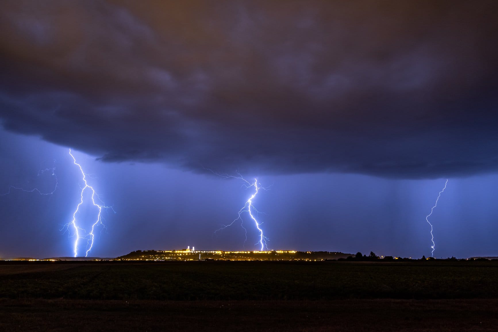 Clichés réalisés aux abord de la ville de Laon dans les Haut de France.

Chaque photos est une pose longue de 30 sec, l'activité électrique été très intense en cette fin de soirée, le spectacle été grandiose ! - 12/08/2020 22:00 - Julien Cloup