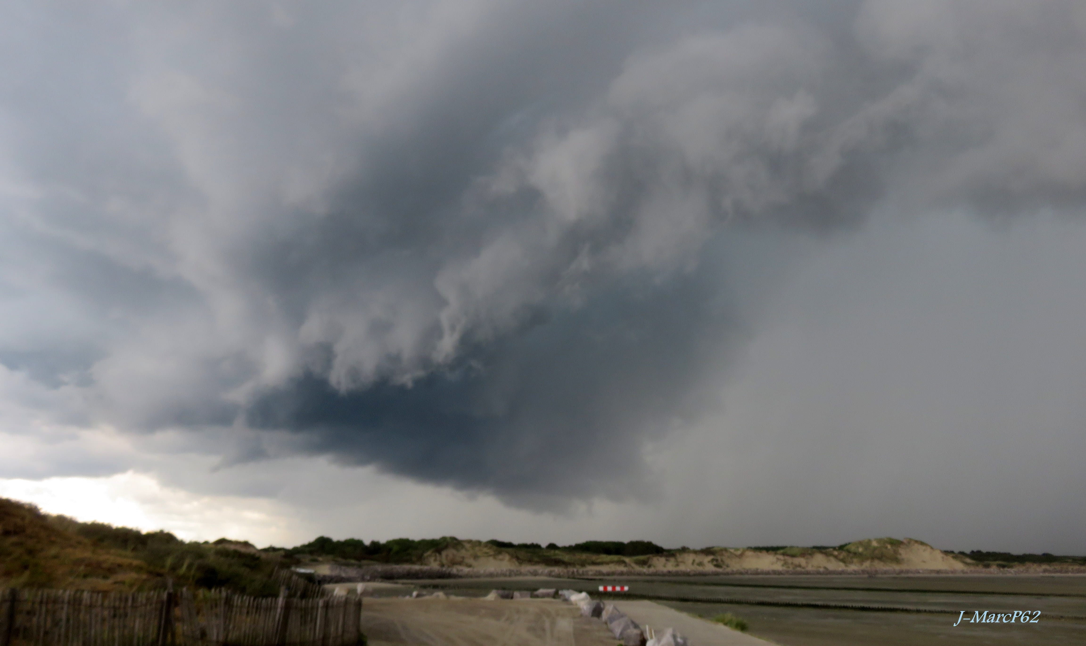 Arrivée d'une cellule orageuse à Berck-Plage_baie d'Authie - 12/06/2019 16:35 - jean-marc pourcelet