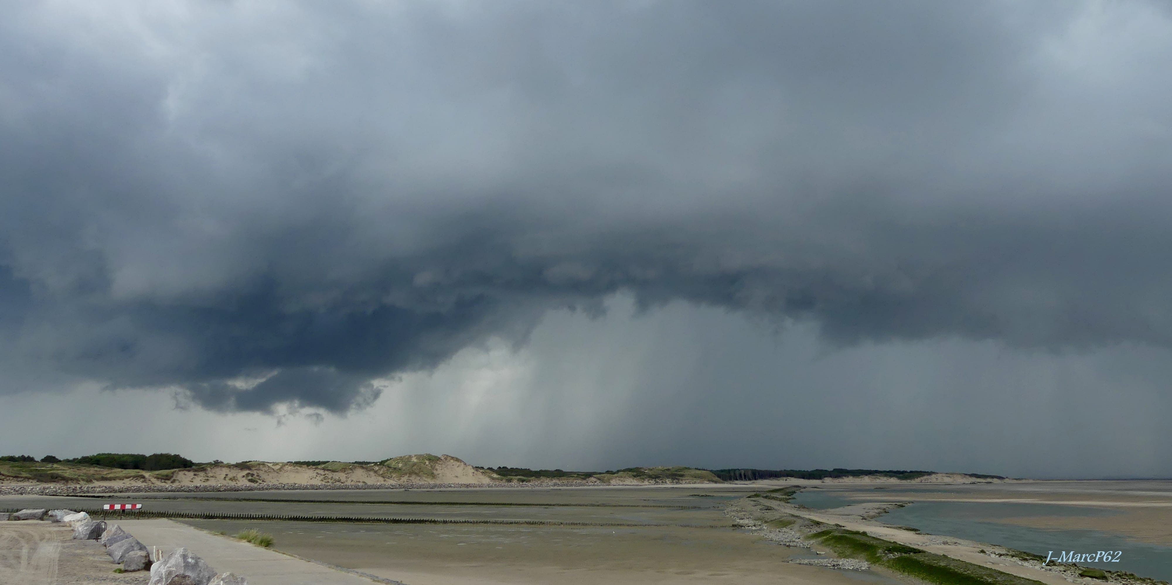 Arrivée d'une cellule orageuse à Berck-Plage_baie d'Authie - 12/06/2019 16:30 - jean-marc pourcelet