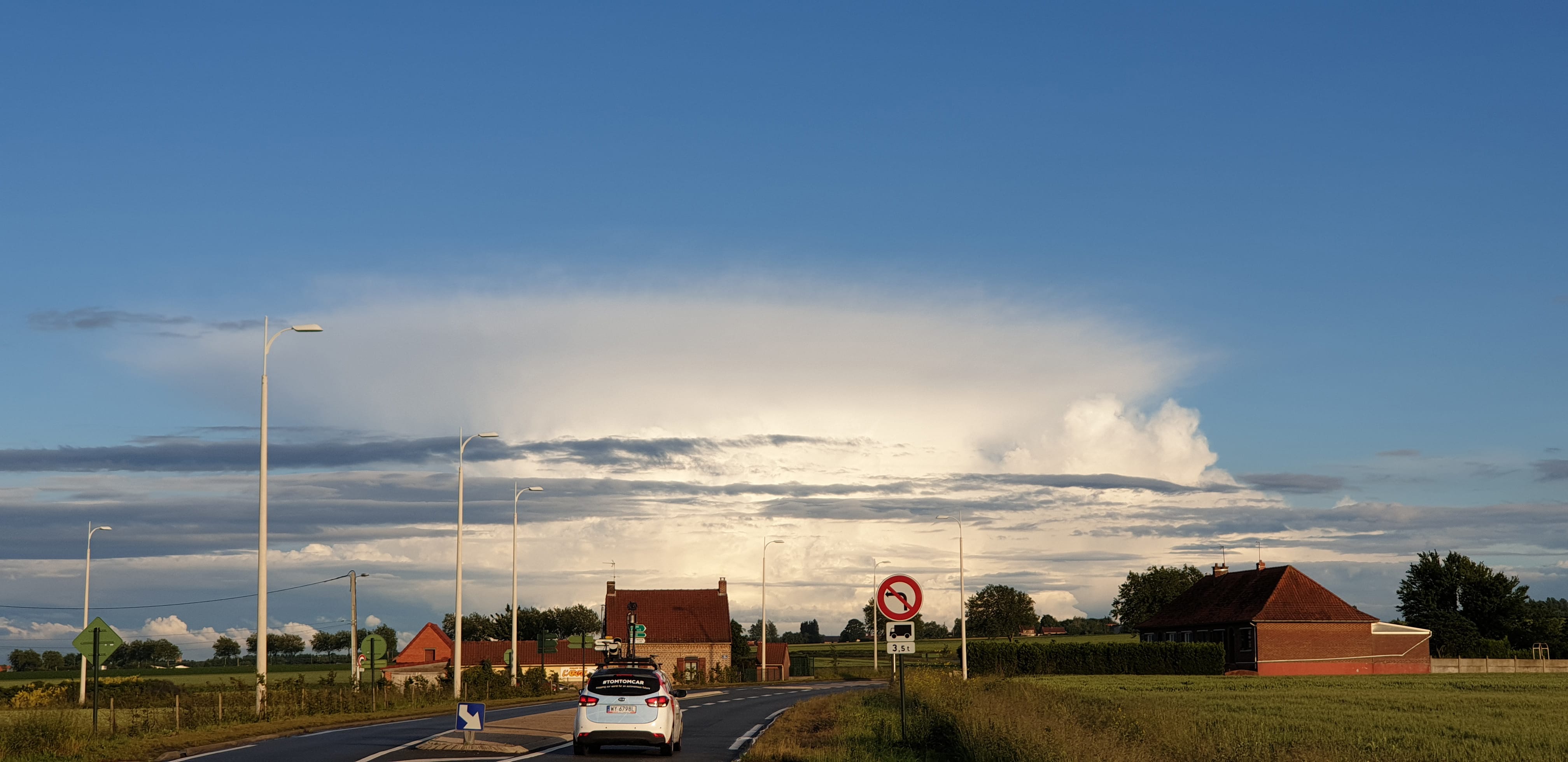Cumulonimbus photographié hier soir vers 21h. Vu la distance, l'orage devait se situer du côté de l'Avesnois ou de Lille. Photo prise près de Saint-Omer. - 12/06/2019 21:00 - Kévin Dubois
