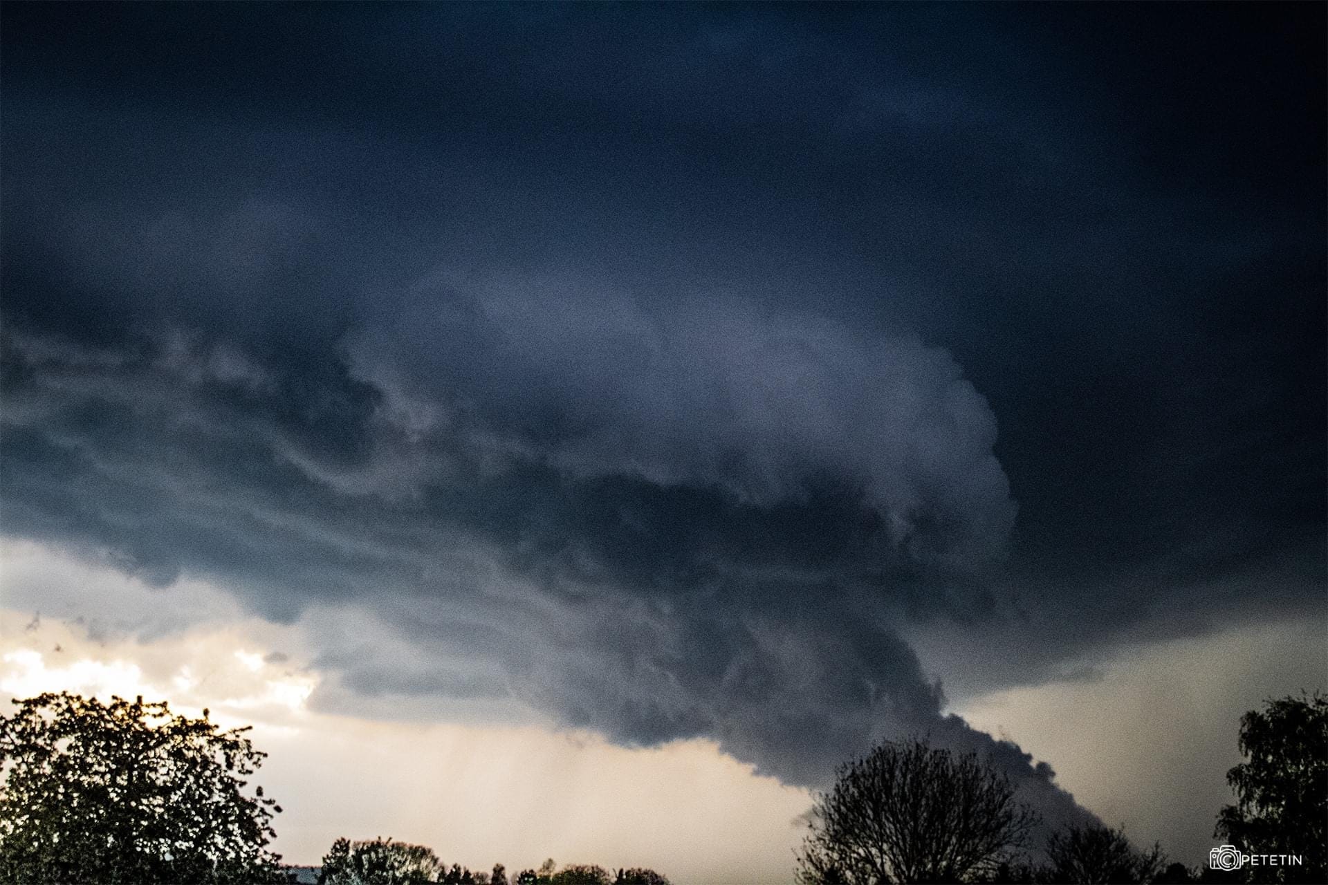 Hier, phénomène assez rare entre Cambrai et Arras. Cette traînée de nuages s’est formée très rapidement, les montaient à une vitesse incroyable. Peu de temps après : gros coup de vent, très soudain pendant 30 secondes avec beaucoup de poussière ! - 17/04/2020 19:05 - Clément PETETIN