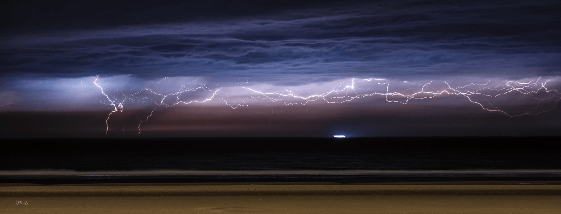 Au large de Berck-sur-Mer, vers 21h, des orages multicellulaire remontent de Normandie en s'évacuant en mer. Malgré la distance, pris à 105 mm, on peut quand même bien apercevoir les foudres tapant l'eau dans une atmosphère électrique mais apaisante avec quelques grondements qui viendront abattre ce silence. - 17/04/2020 21:00 - Florian BIGAND