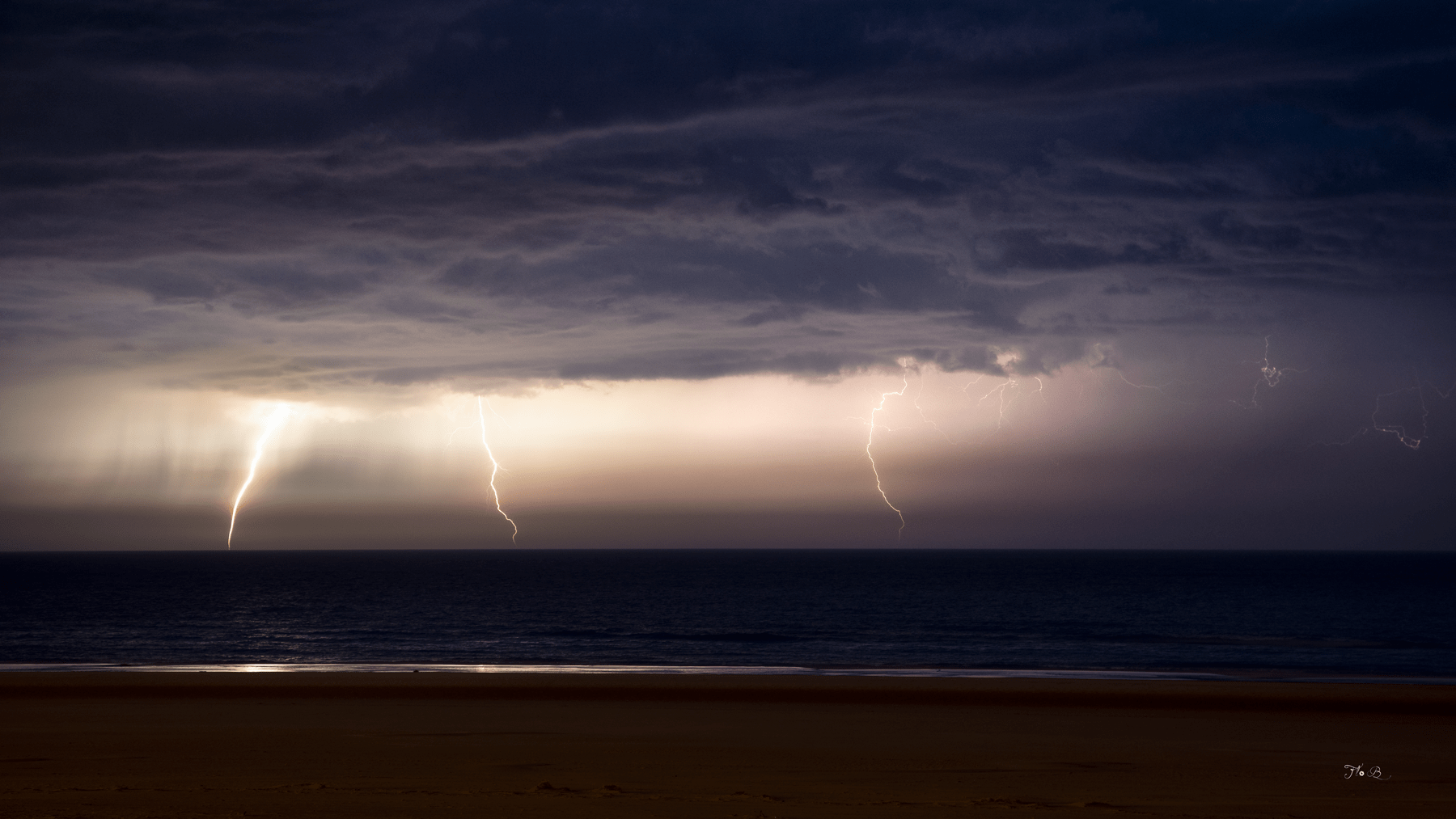 Toujours vers les 21h à Berck sur Mer , un triple impact, dont celui de gauche étant un coup de foudre positif, illumine le ciel dans une lueur qui transperce la nuit obscure ! - 17/04/2020 21:00 - Florian BIGAND