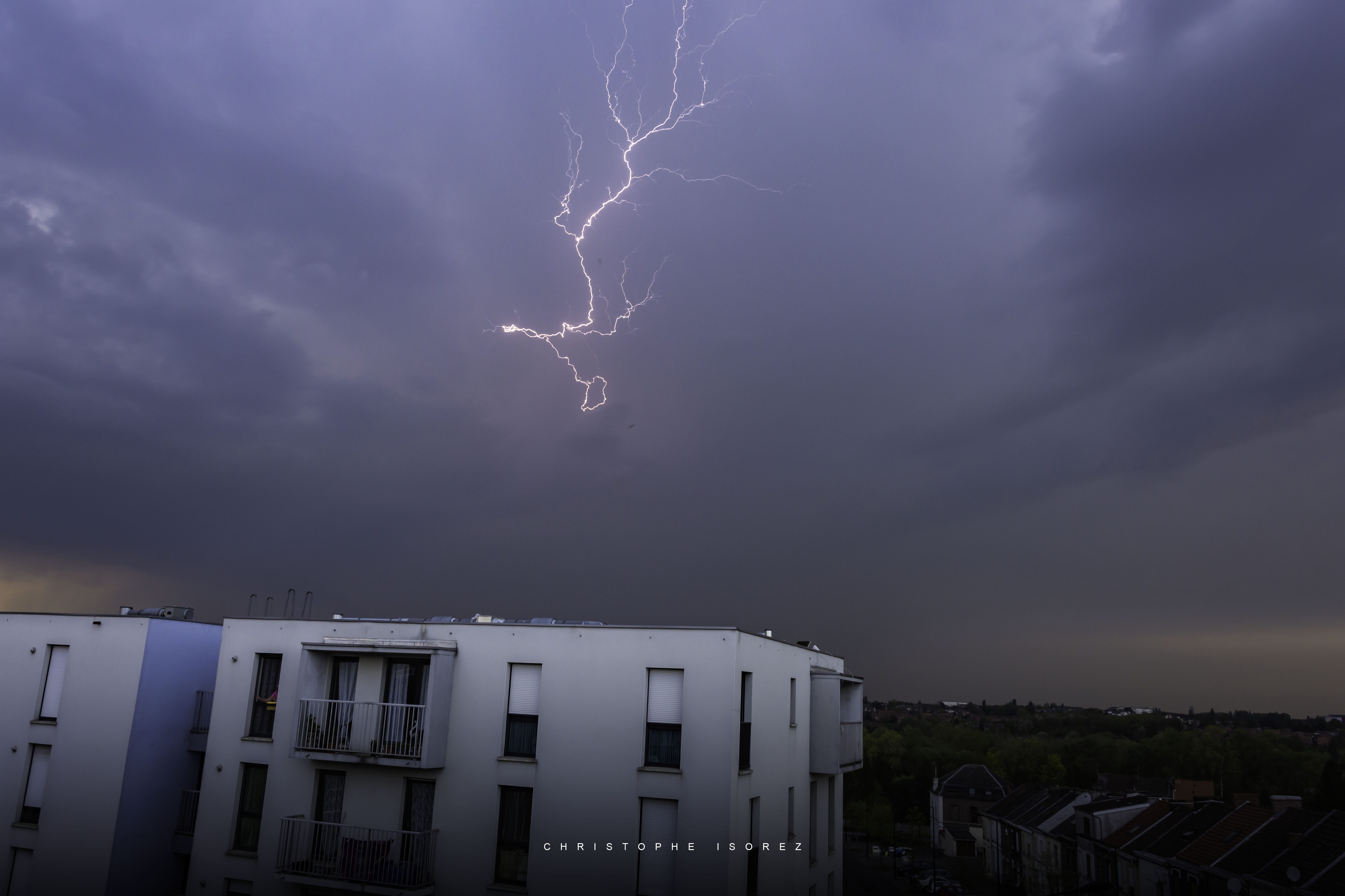 orage type super cellule a 40km de valenciennes qui remonte sur la direction de Lille - 17/04/2020 18:20 - christophe isorez