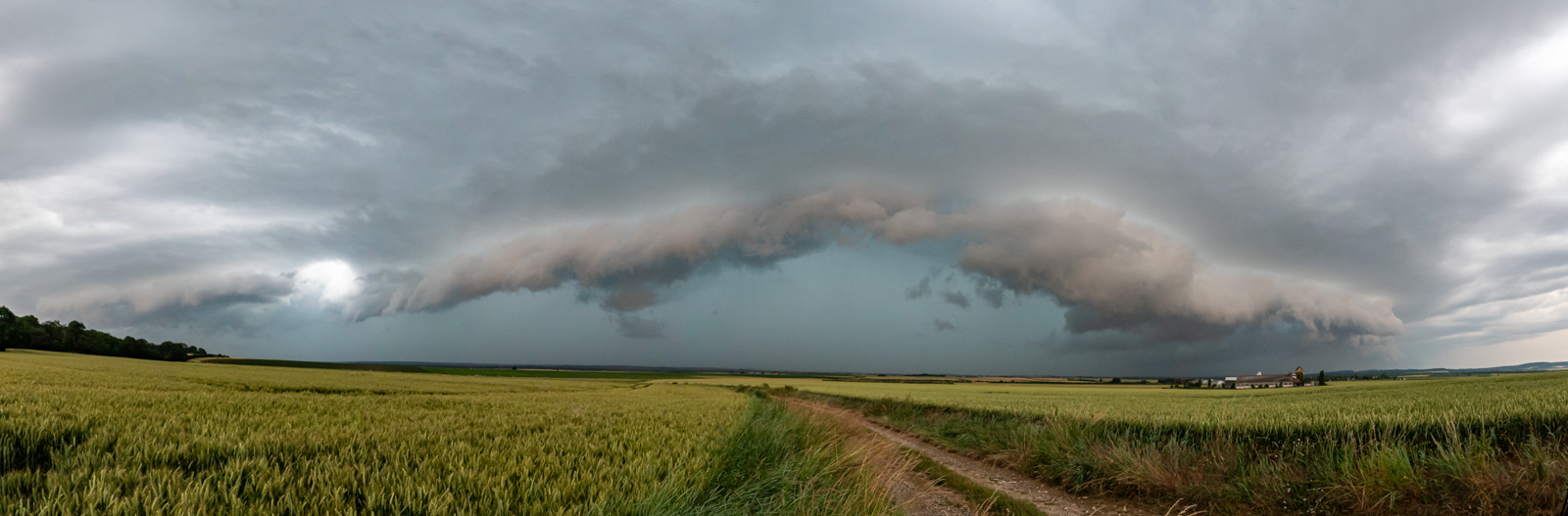 Photo panoramique de l' #arcus qui est passé hier soir dans l'est de l'Oise. - 18/06/2023 18:00 -  @ASO_photography