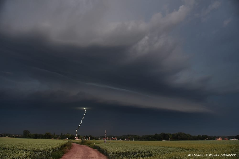Arcus et chutes de foudre associés à une ligne orageuse active, circulant sur le Nord et le Pas-de-Calais à l'aube du 19 juin 2019. - 19/06/2019 05:20 -  KERAUNOS