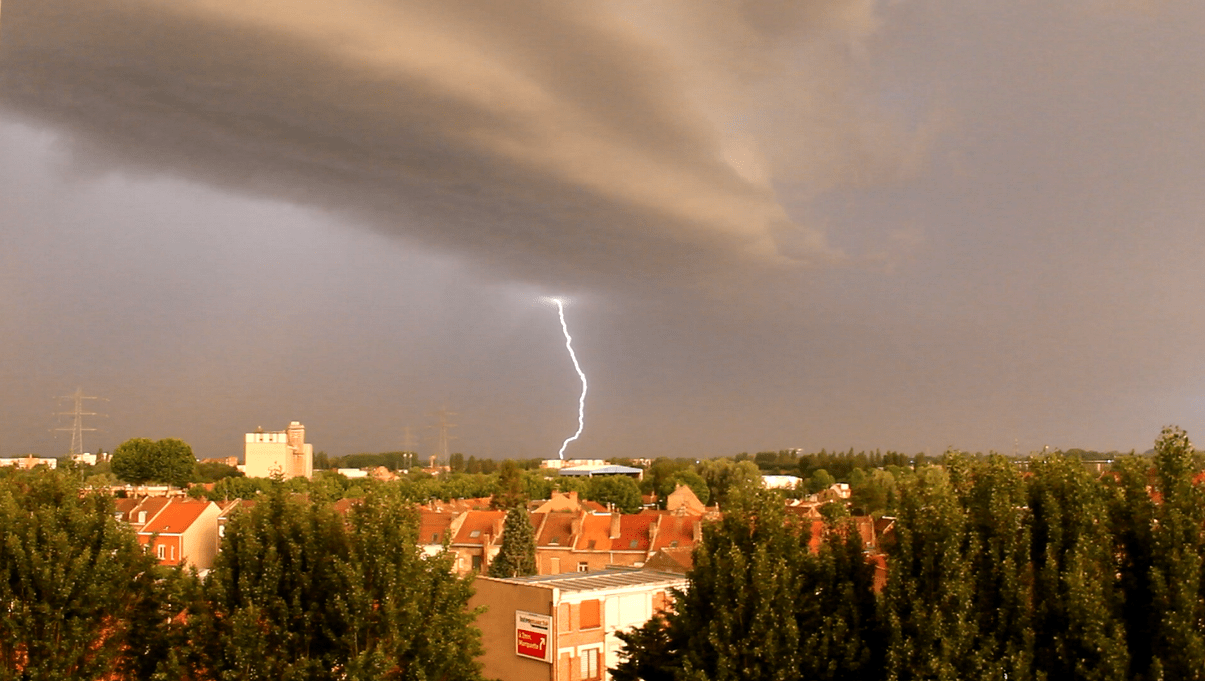 Superbe impact sous l'arcus qui sera passer près de Lille - 19/06/2019 05:30 - Antoine Singier