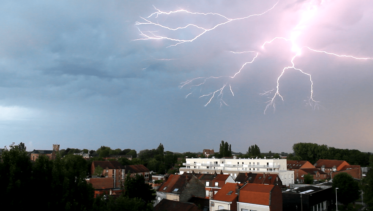 Superbe éclair intranuageux sous l'orage près de Lille - 19/06/2019 05:50 - Antoine Singier
