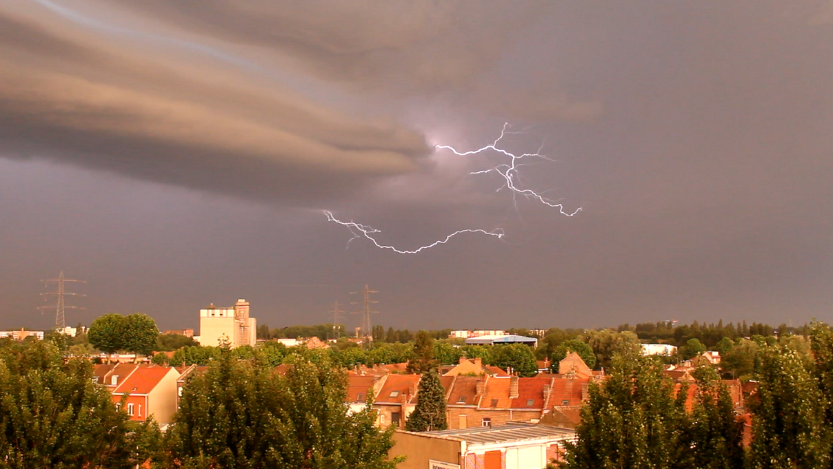 Éclair intranuageux sortant de l'arcus près de Lille - 19/06/2019 05:30 - Antoine Singier