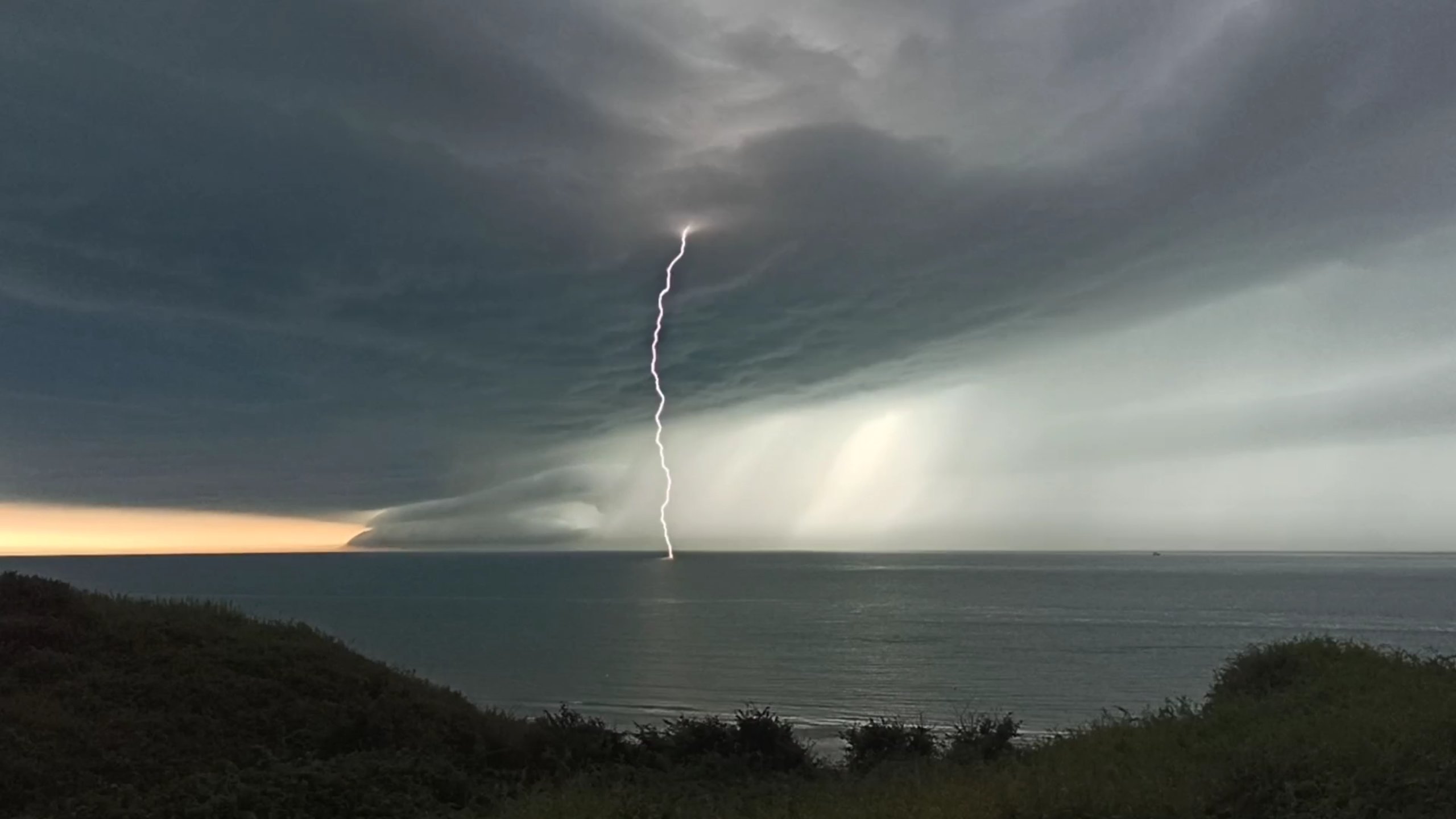 Vue de l'orage qui a touché la Côte d'Opale (commune d'Equihen-Plage) hier jeudi vers 19h45. - 24/08/2023 19:45 - Sébastien MORAUX