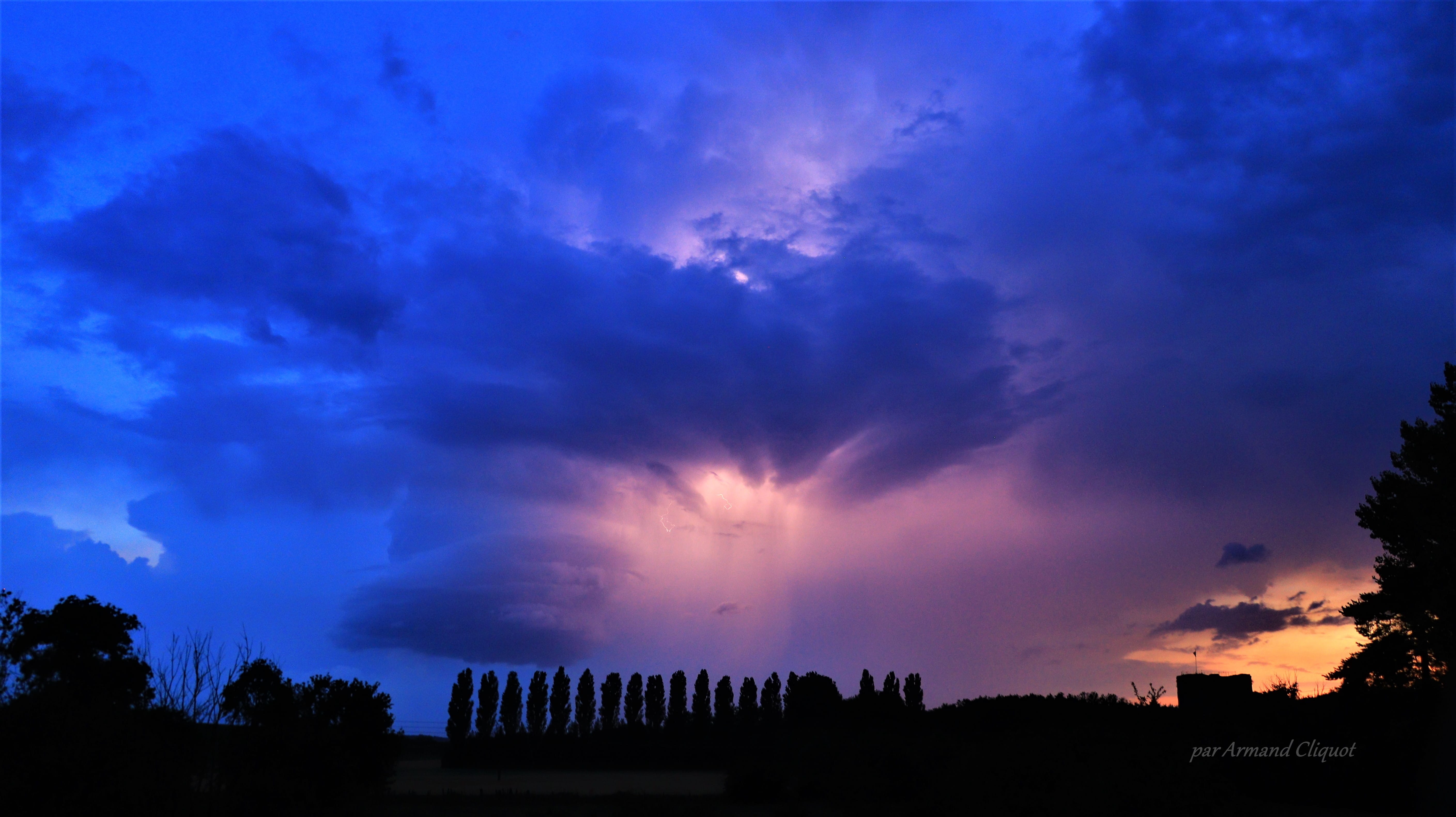 Bonsoir, une jolie supercellule s'est développée au soir du 22 juin, dans le Sud de l'Aisne. La rotation s'est effectuée entre deux complexes orageux. Les nombreux éclairs l'ont illuminée pendant une bonne demie-heure ! - 26/06/2020 22:46 - Armand Cliquot