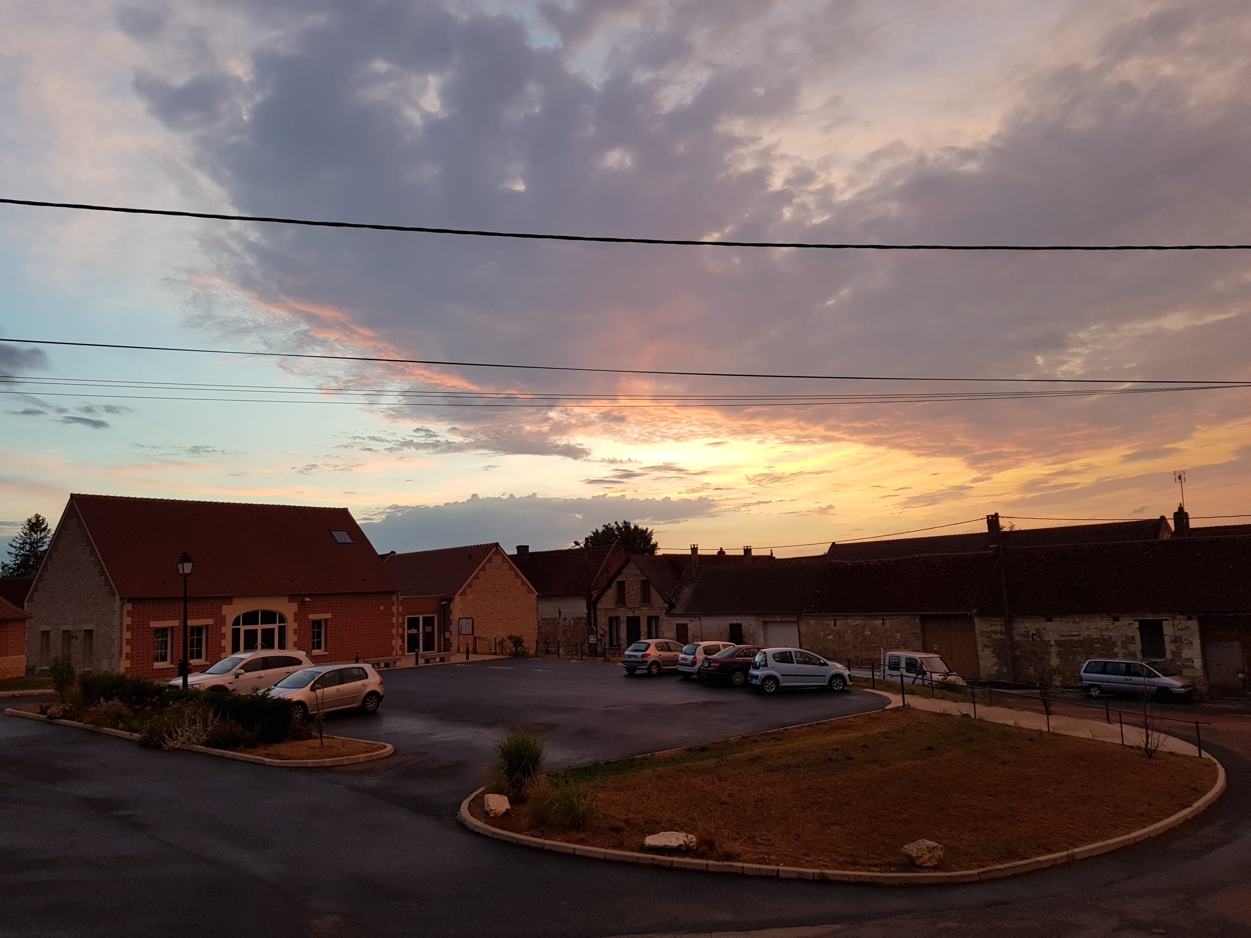 Place du village de Pronleroy 60190. étranges couleurs dans le ciel, après le gros orage de 20h17. - 26/06/2020 22:10 - JEAN-JACQUES LEPERT