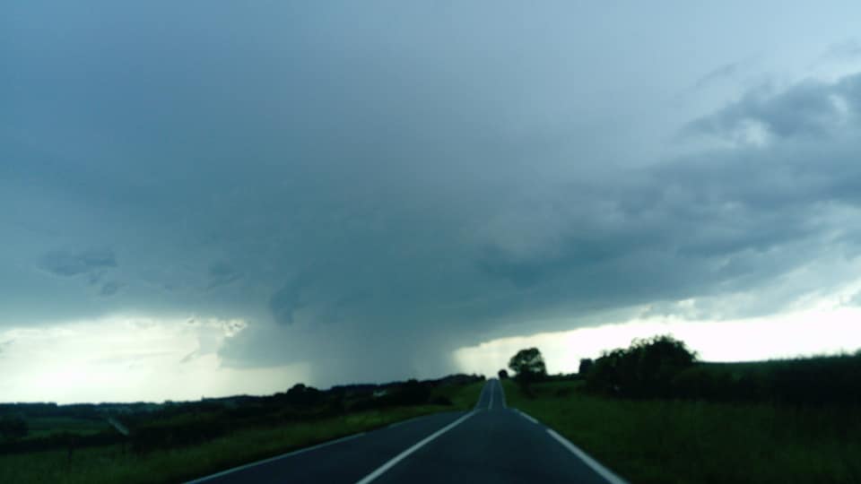 Aperçu orageux sur la route de Cousolre à Maubeuge, avec un rideau de pluie d'un orage monocellulaire - 27/05/2018 17:55 - stephane mabille