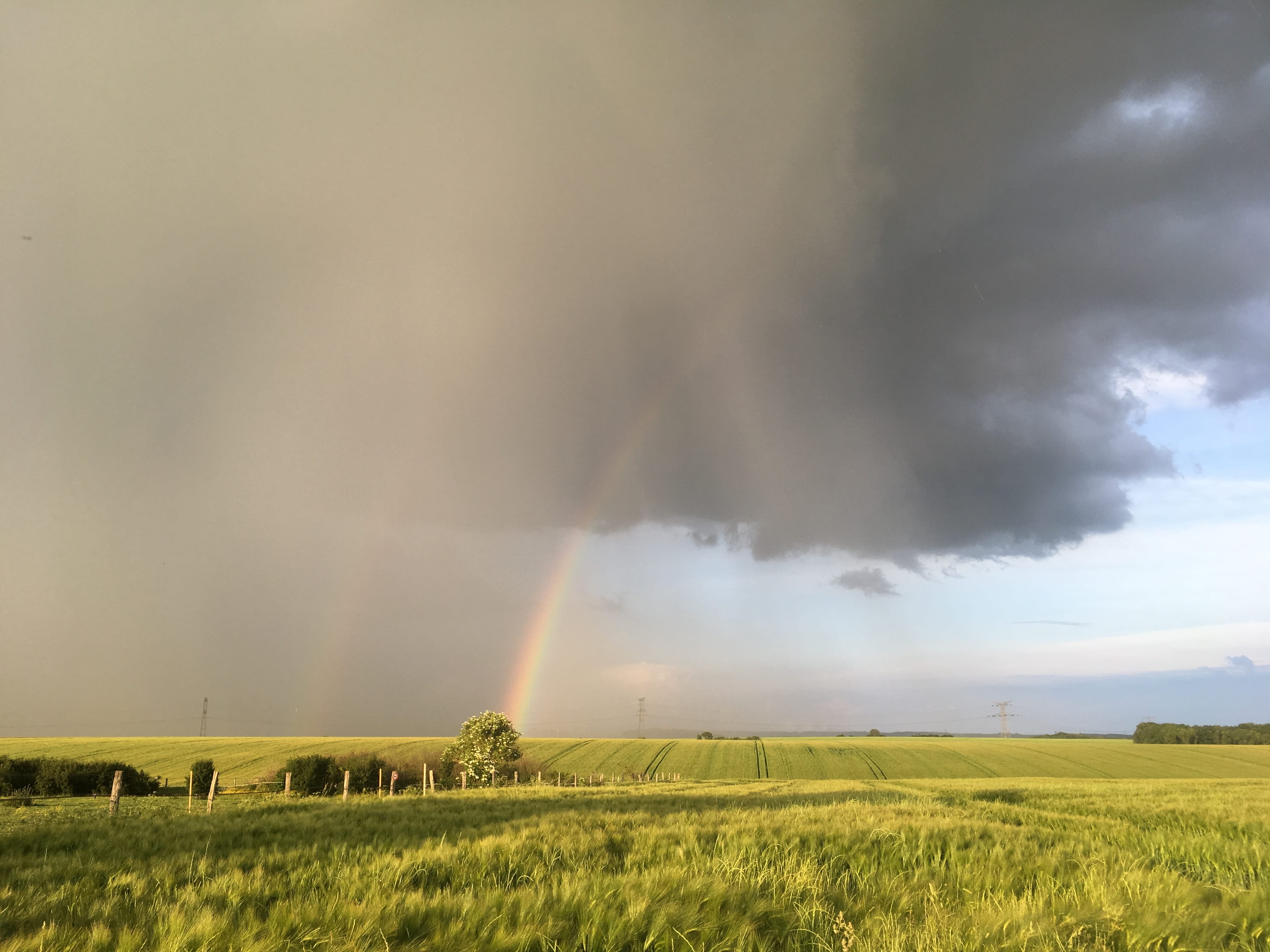 Un gros orage s'est formé sur le Thelle. Peu d'eau sur Andeville, mais village d'a côté noyé sous les eaux, de meme que Ste Geneviève - Début de l'orage ici - 27/05/2018 21:00 - Sébastien GIRARD