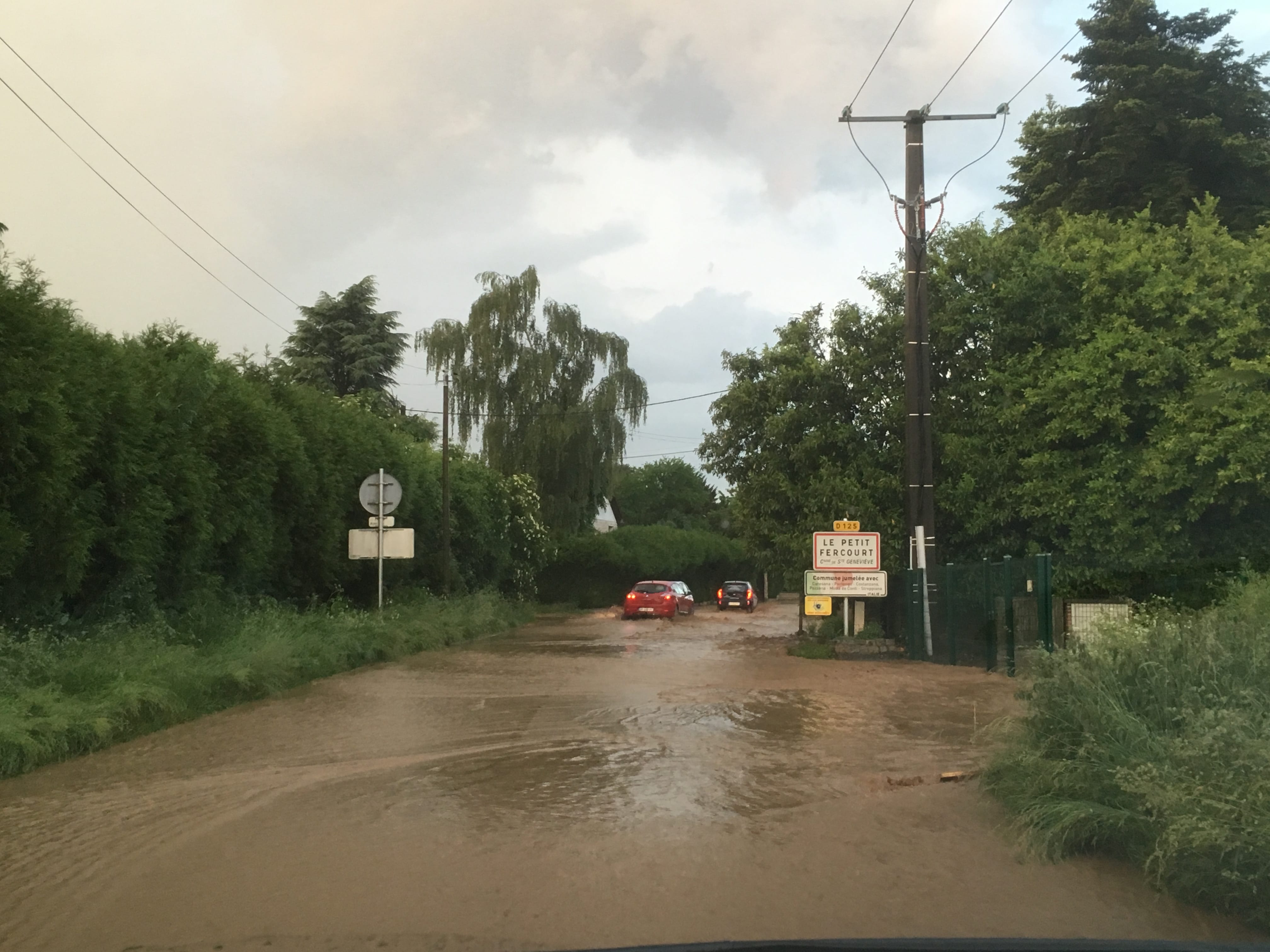 Un gros orage s'est formé sur le Thelle. Peu d'eau sur Andeville, mais village d'a côté noyé sous les eaux, de meme que Ste Geneviève - Dégats à Ste Genevieve - 27/05/2018 21:35 - Sébastien GIRARD