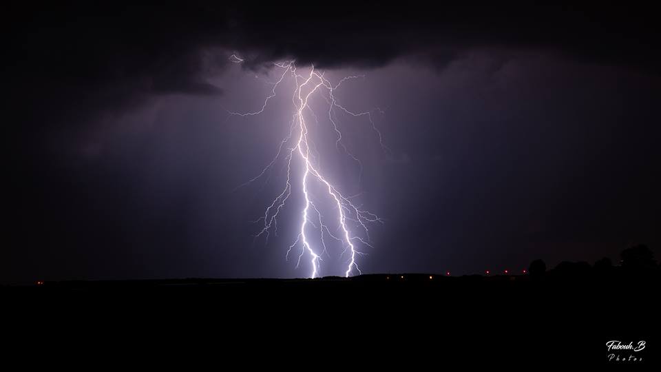 Sur les coups de 23h30 Une cellule à commencer à gonfler vers notre position et à décharger son électricité comme sur cette photo. - 27/05/2018 23:30 - Fabouh. B-Photos