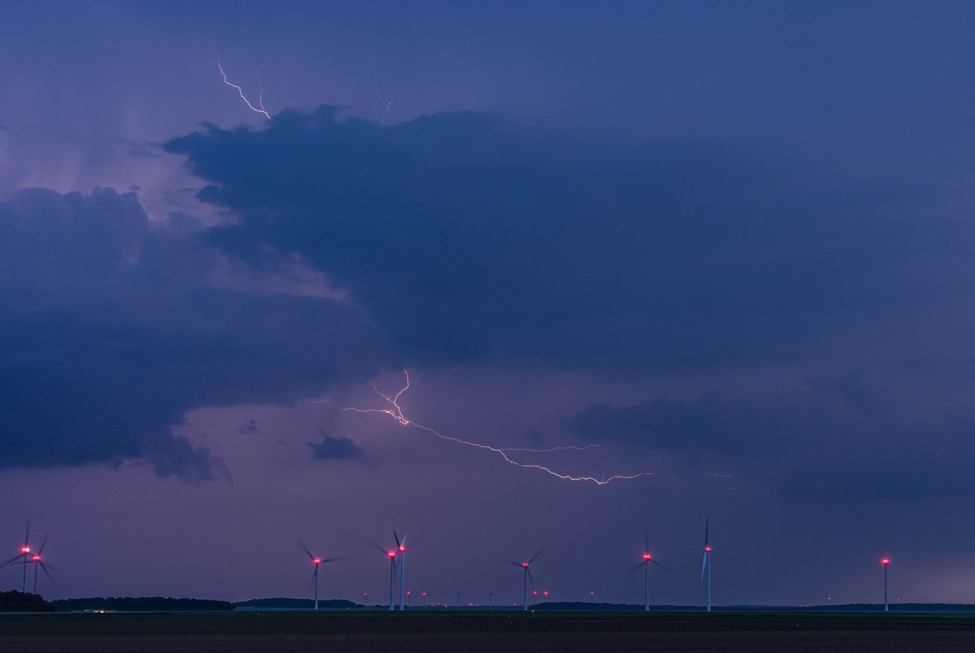 Face à chez moi, qui m'a permis de faire ces clichés assez esthétique de l'orage qui passait devant la maison. - 27/05/2018 22:00 - AD Photos